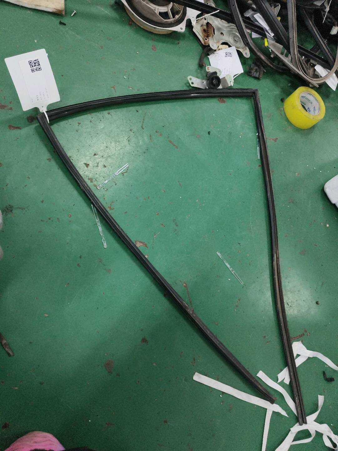 8796106342 后门玻璃绒槽(左)