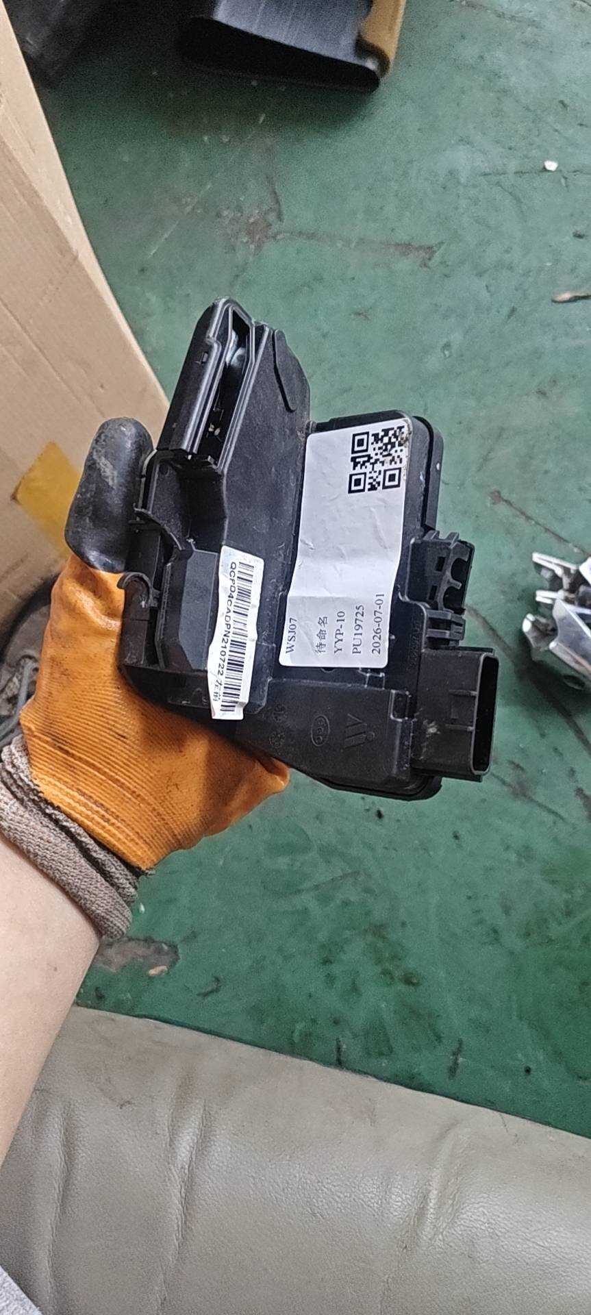 6105110XKZ81A 左前门锁总成
