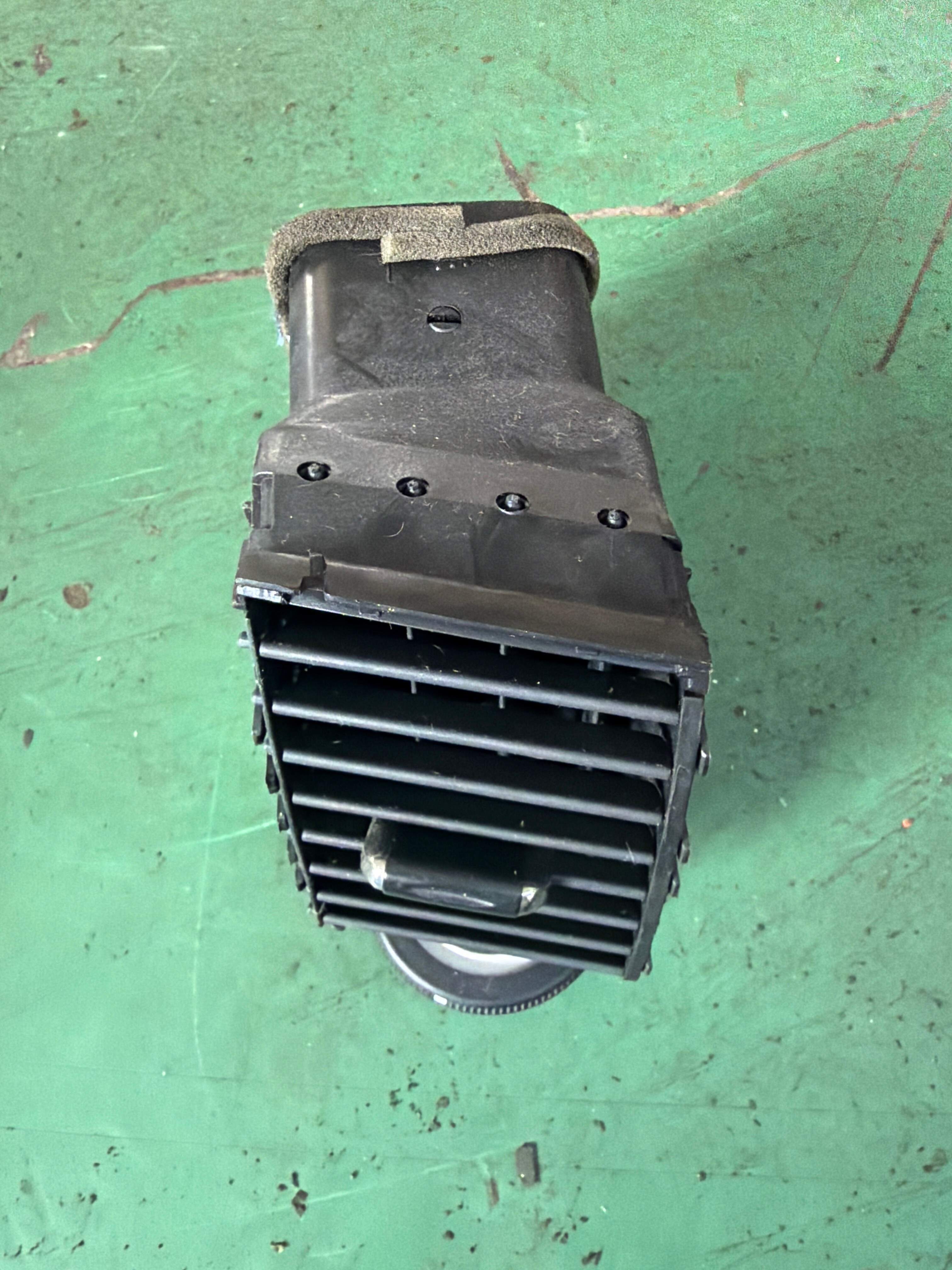 5568060040 Dashboard Center Vent, Left
