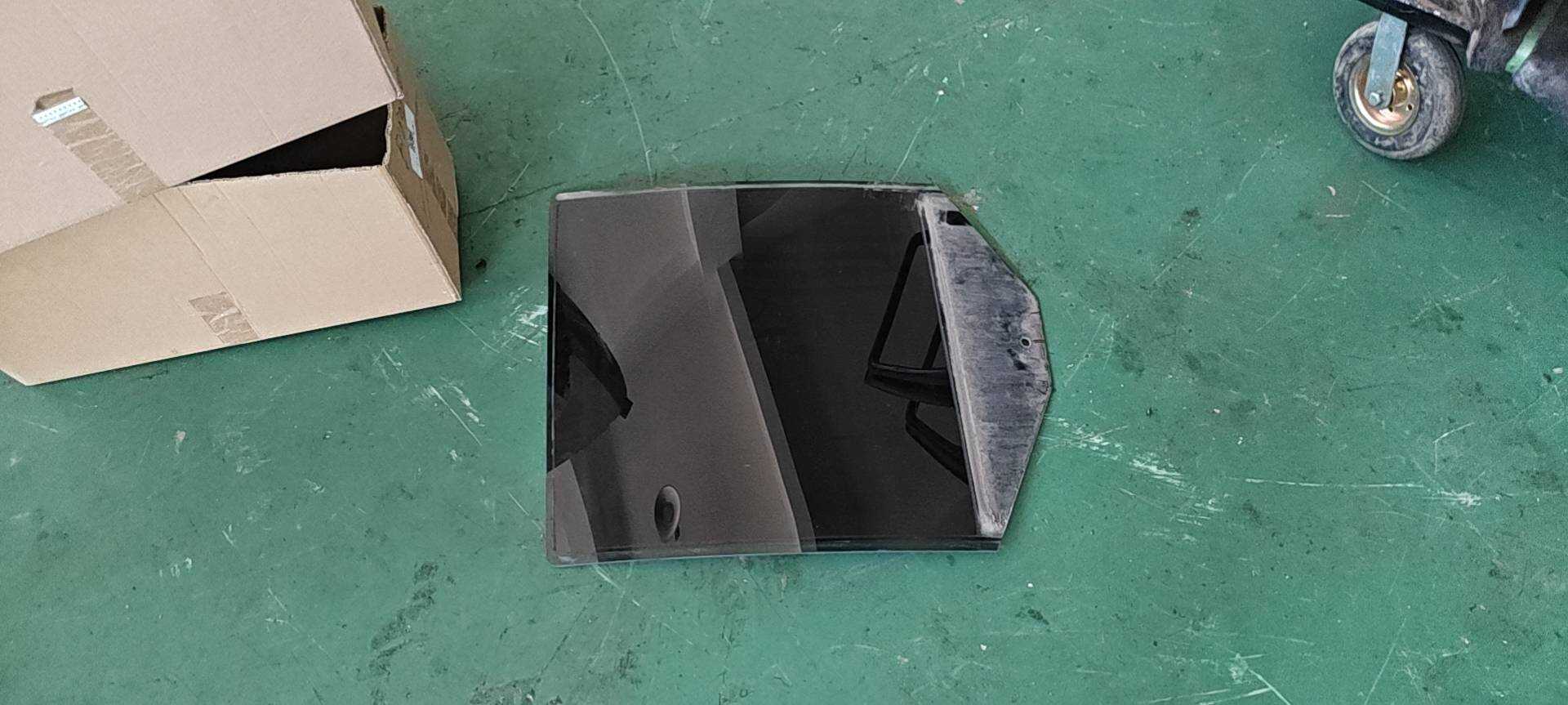 LR012501 Rear Door Glass, Left
