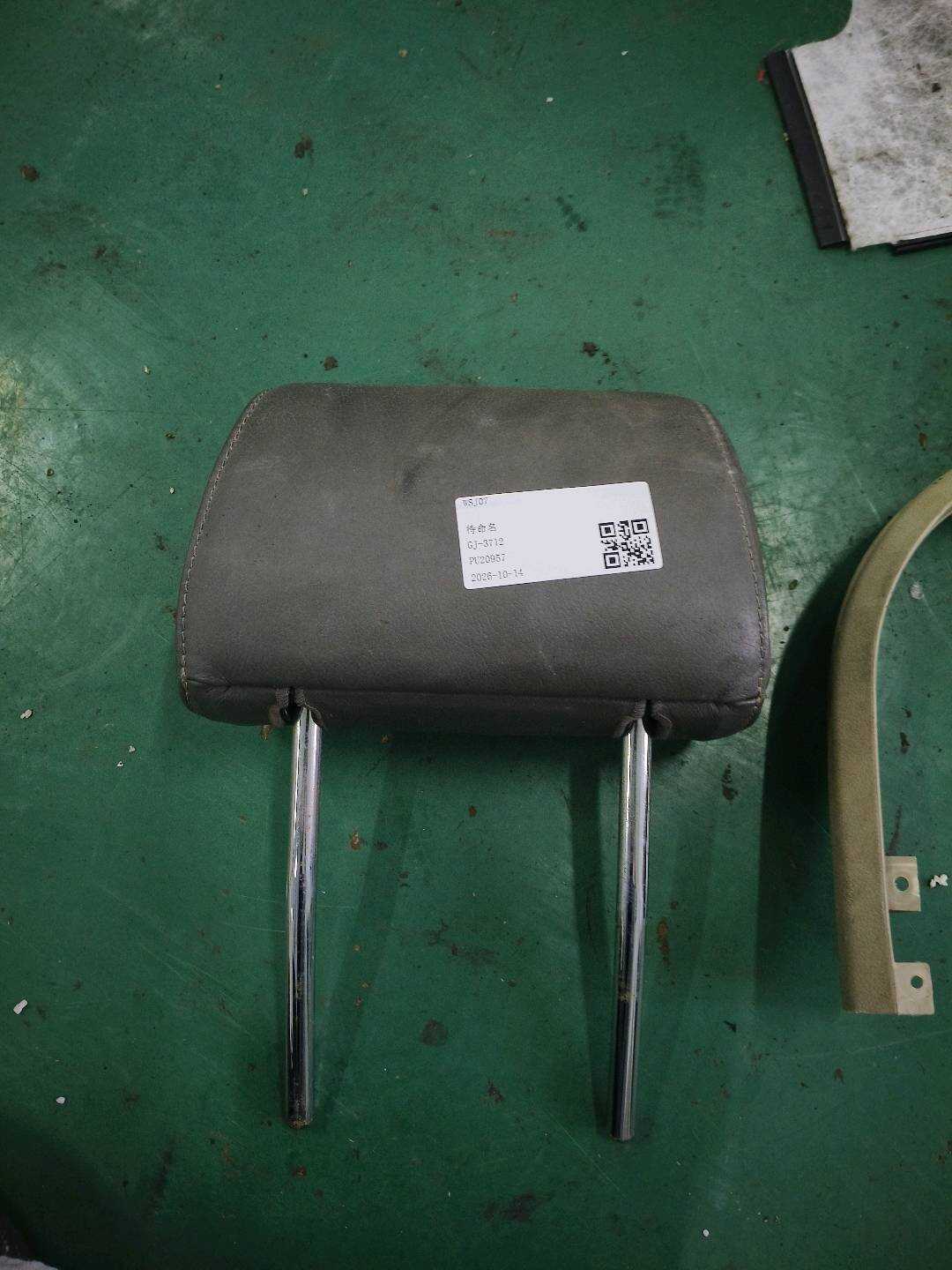 8E0881901M 驾驶员座椅头枕