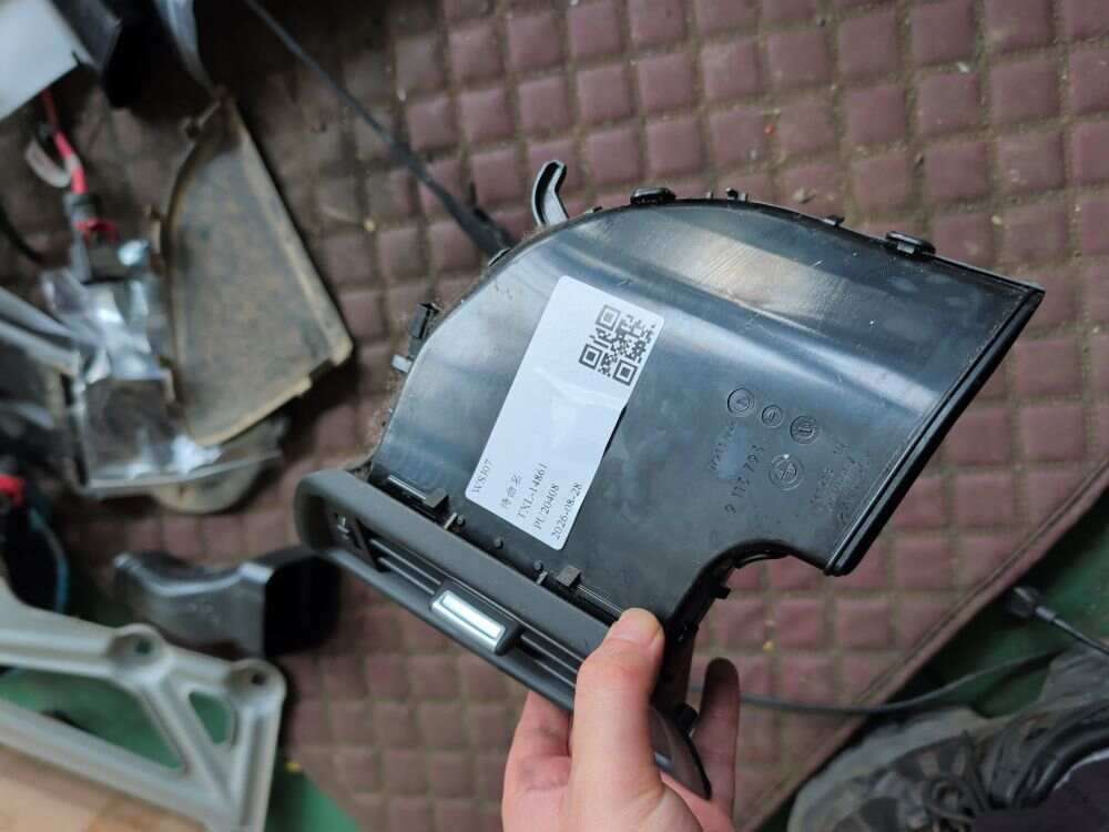 64229170477 Rear A/C Vent, Left
