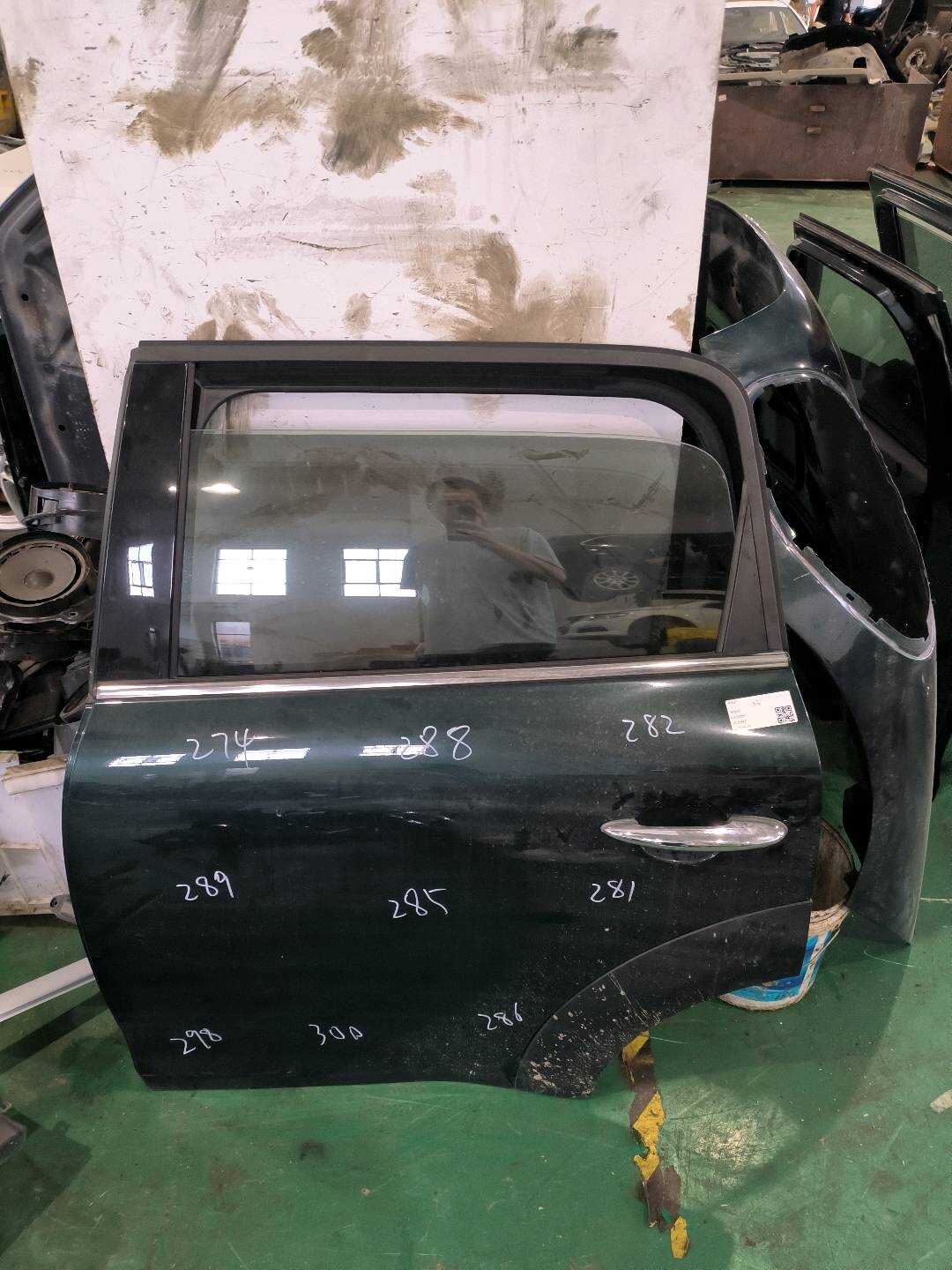 41009805929 后门壳(左)