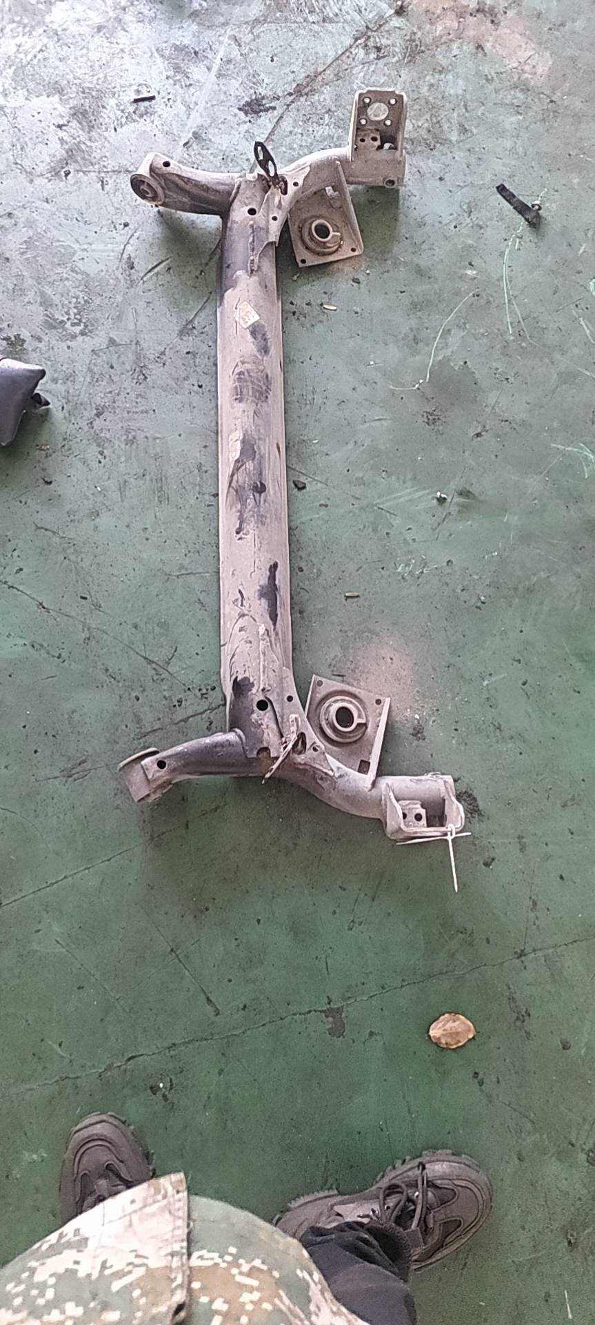 B004951 后桥架梁