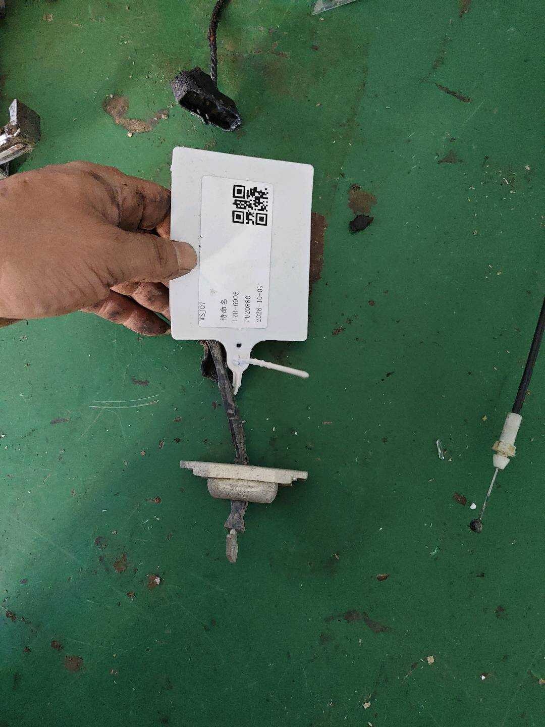 6864002100 后门限位器(左)