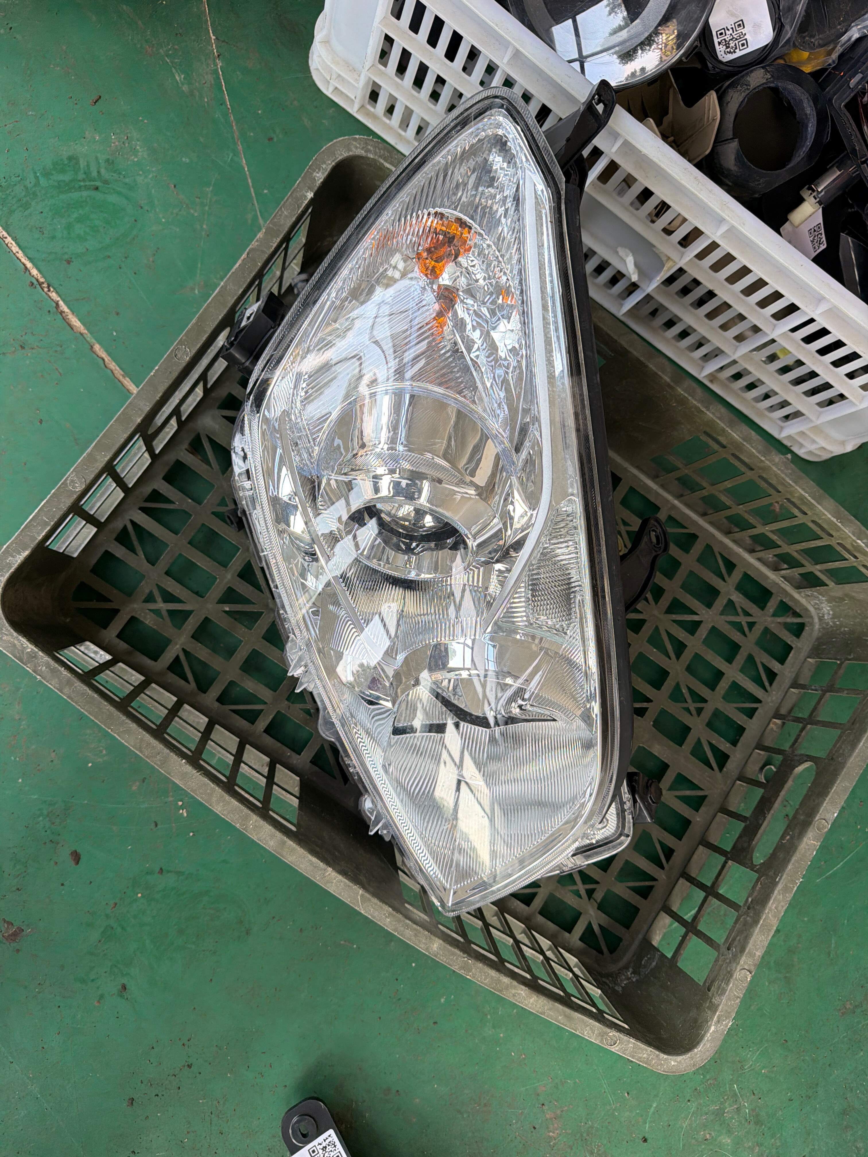 811300R030 前大灯半总成(右)