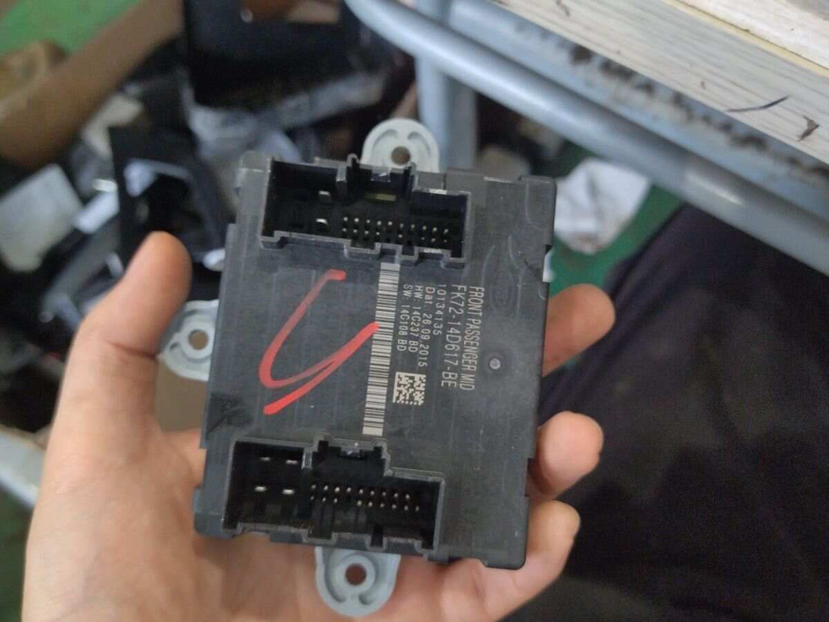 T4N6274 前车门控制单元（右）