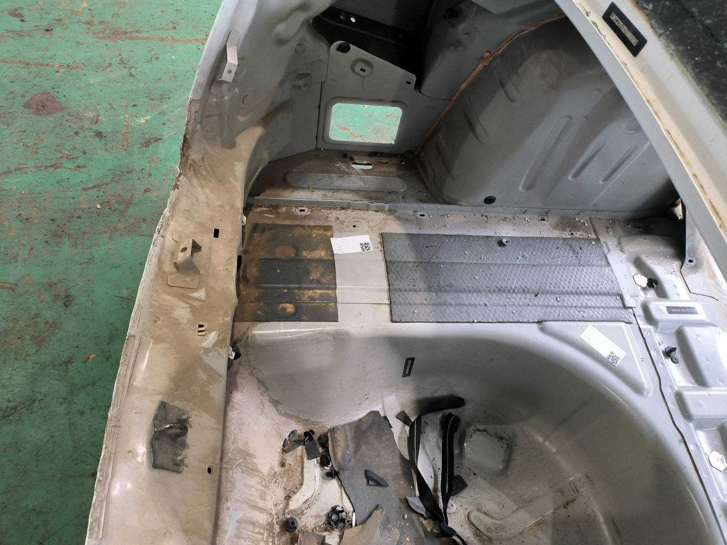 YL00160380 后纵梁(左)