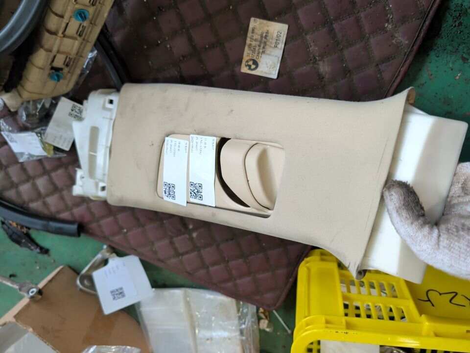 7302453020A1 驾驶员座椅安全带导向板装饰盖