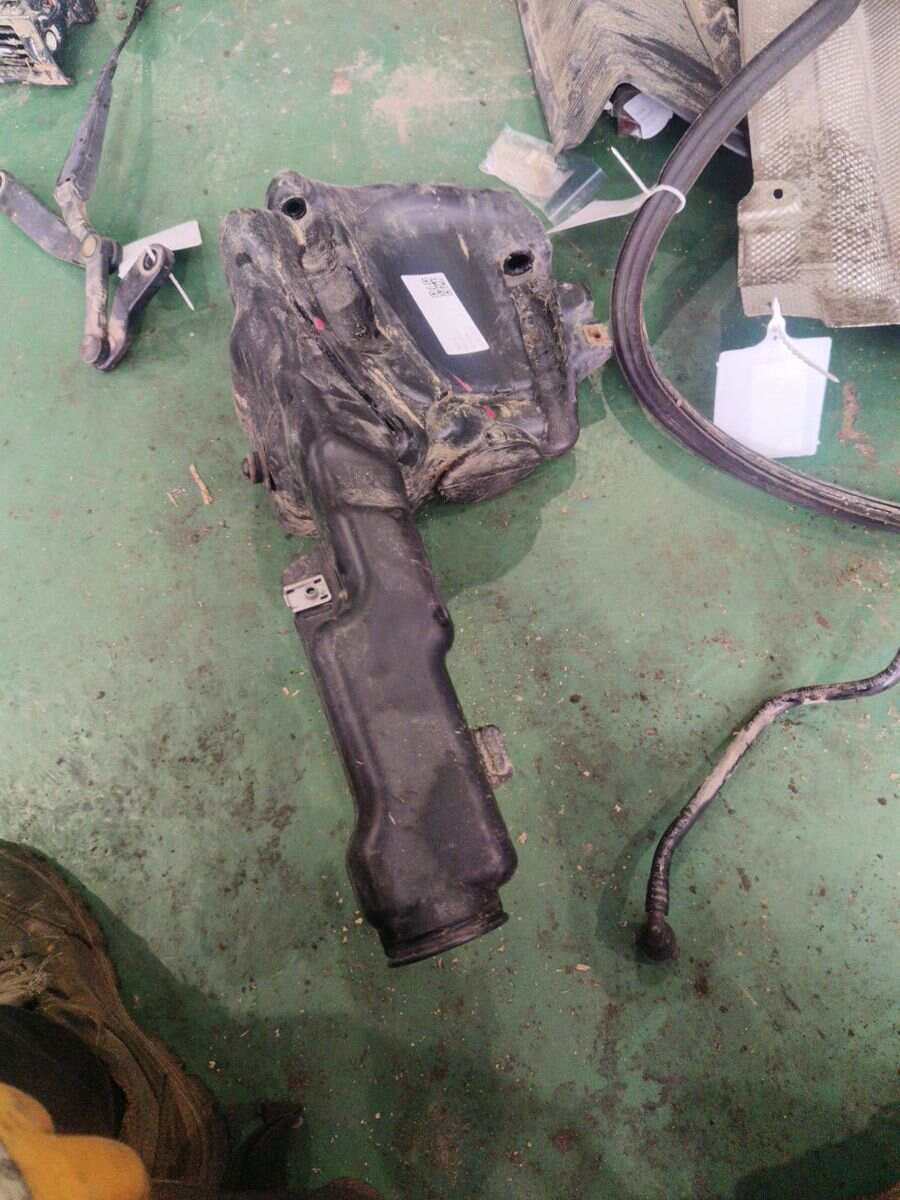 A2048690400 Front Windshield Washer Reservoir