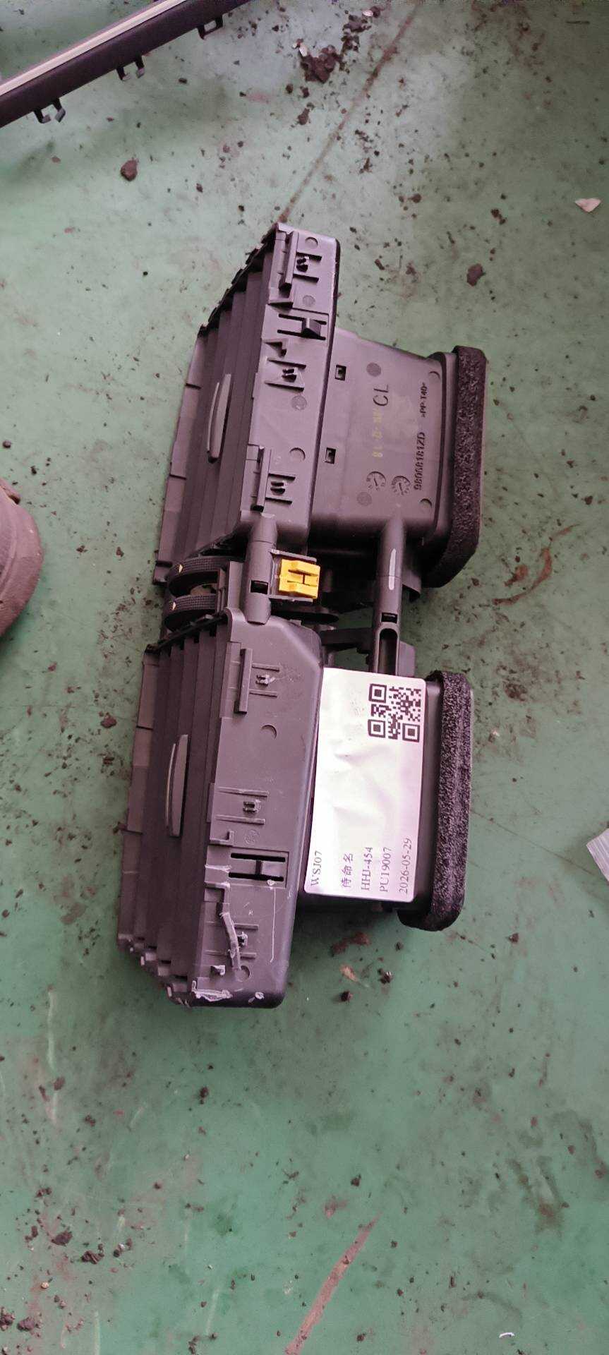 98068181ZD 仪表台中间出风口