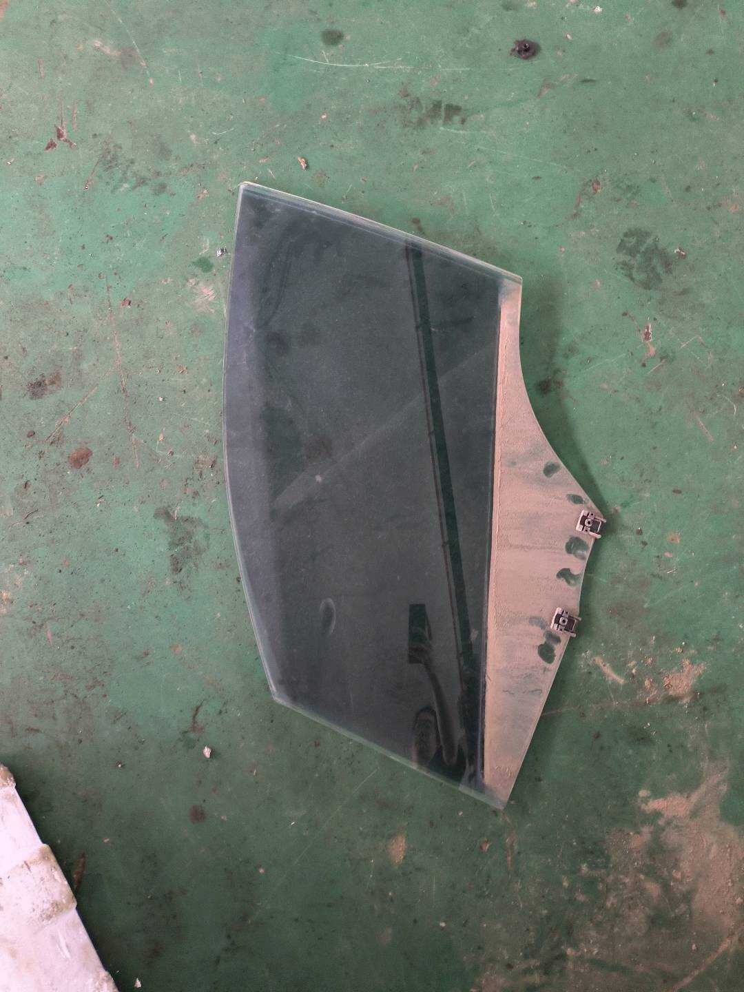 9676996880 前门玻璃(左)