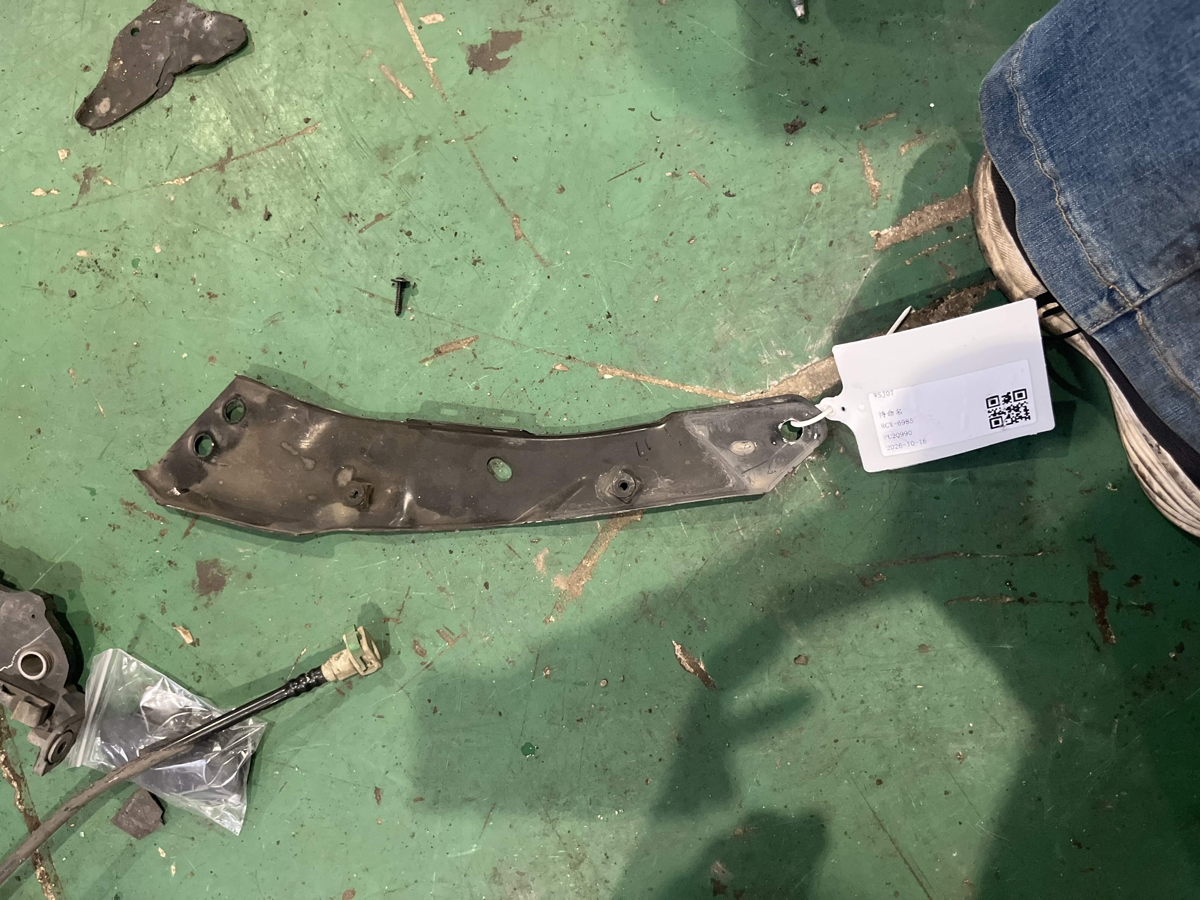 5K0806930B Headlight Mounting Bracket (Upper Right)
