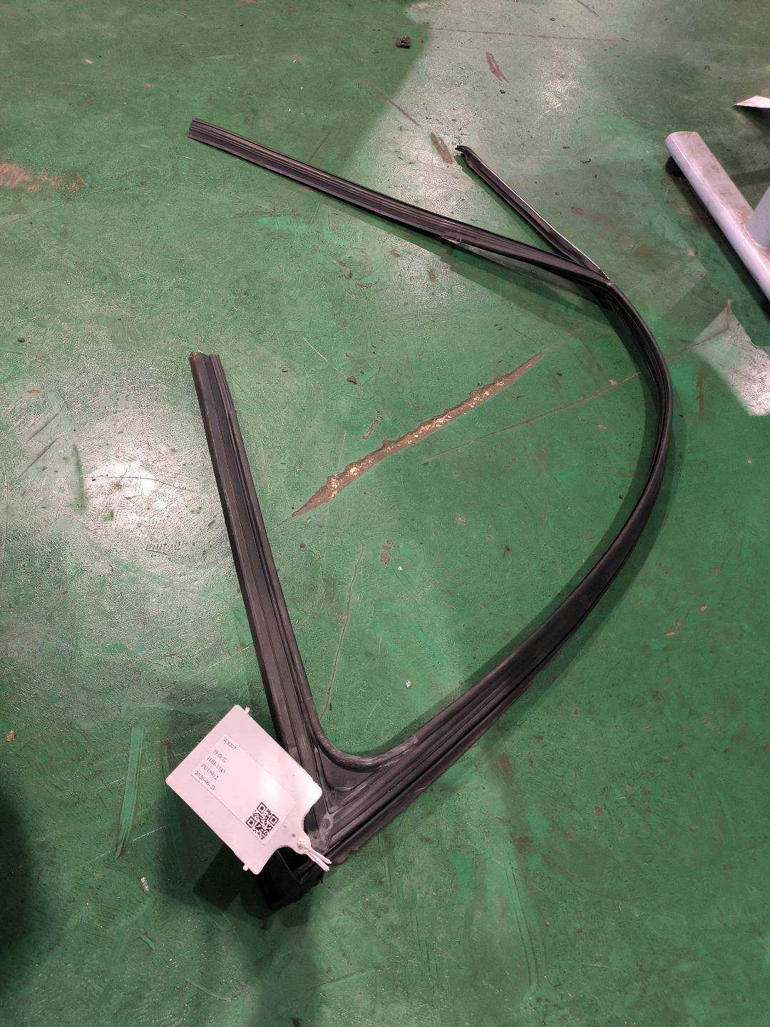 L8RD837440 前门玻璃绒槽(右