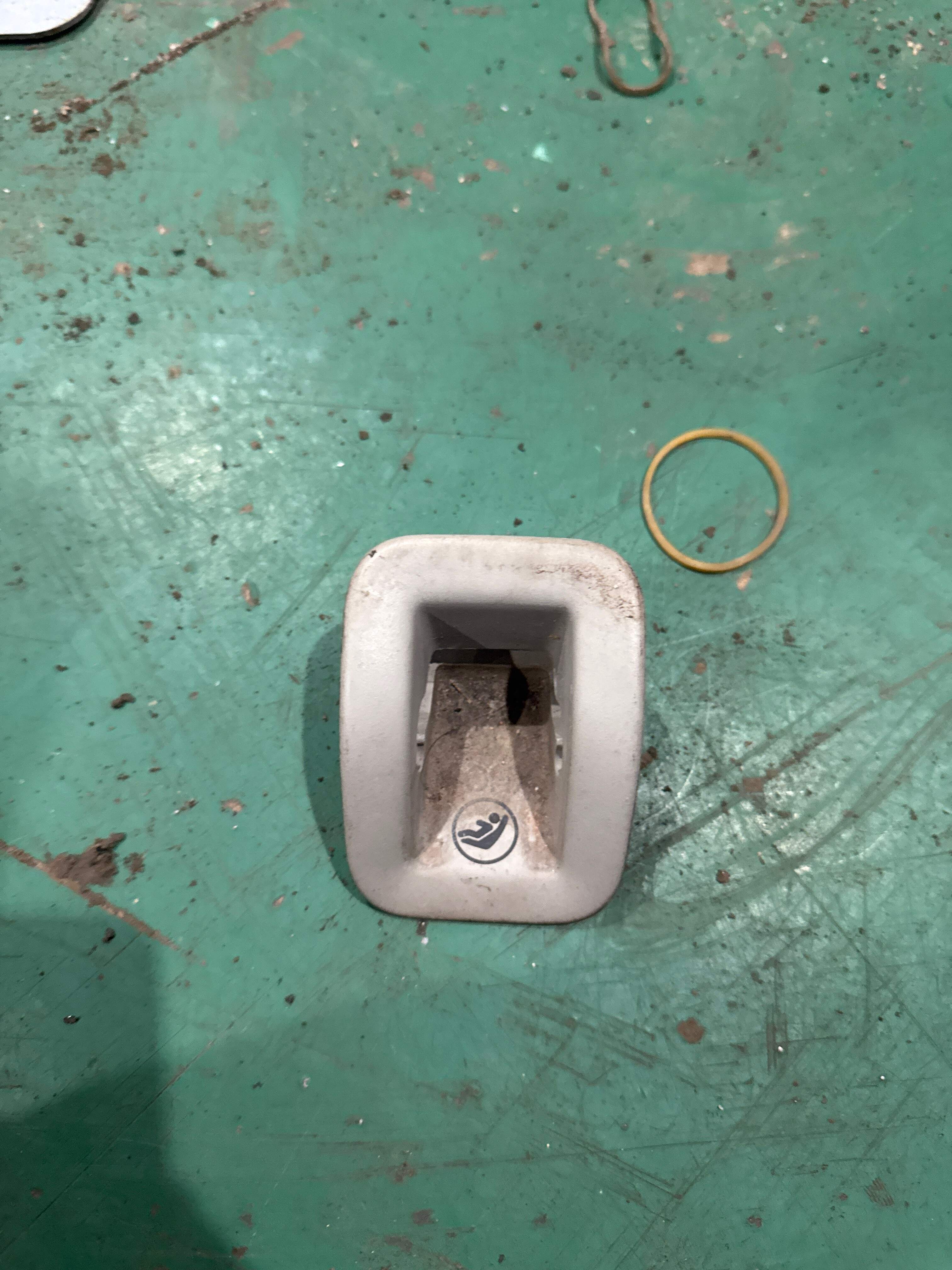8T0887233A 儿童座椅装配套筒