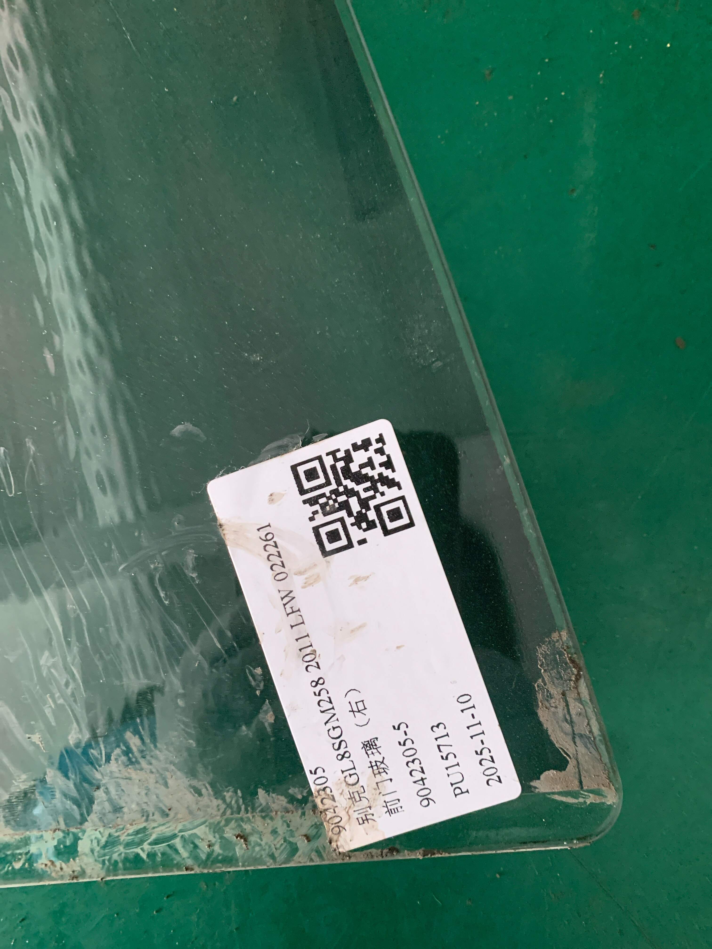9042305 前门玻璃（右）