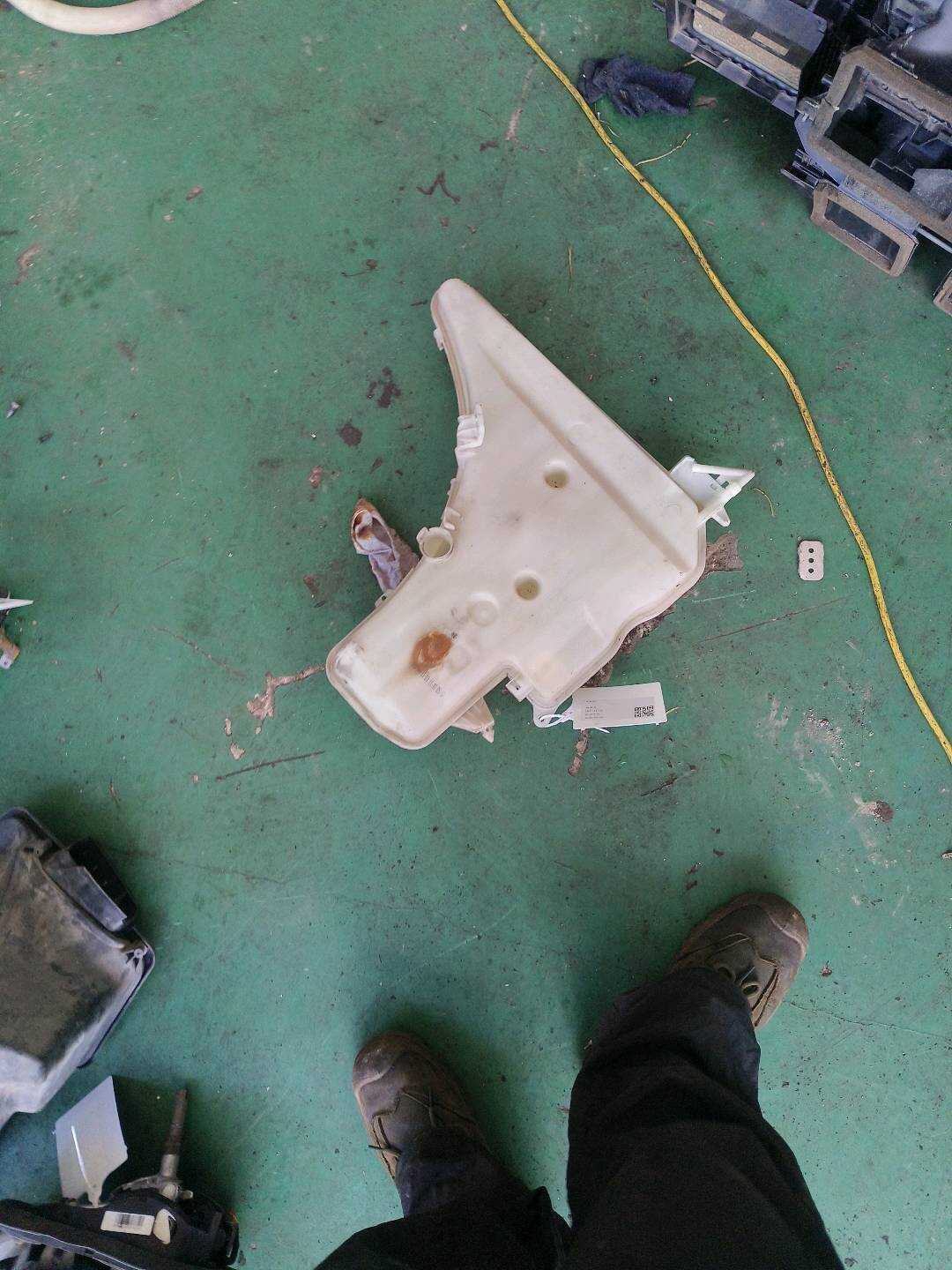 61677157145 Front Windshield Washer Reservoir