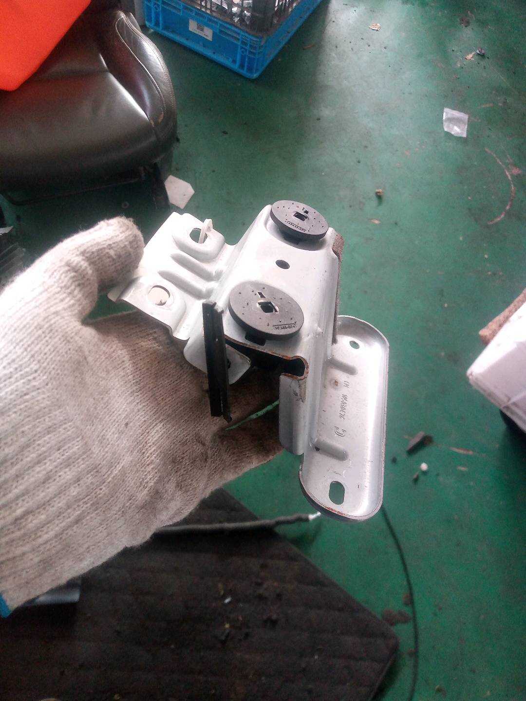 51169197300 Center Console Bracket