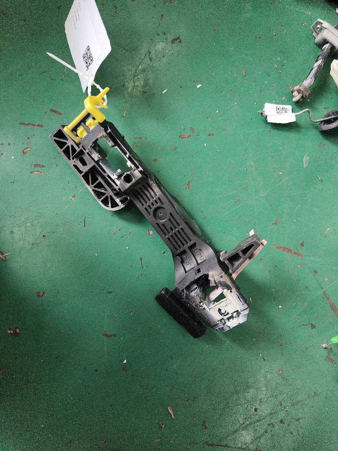 6920375020 后门外拉手固定框(右)