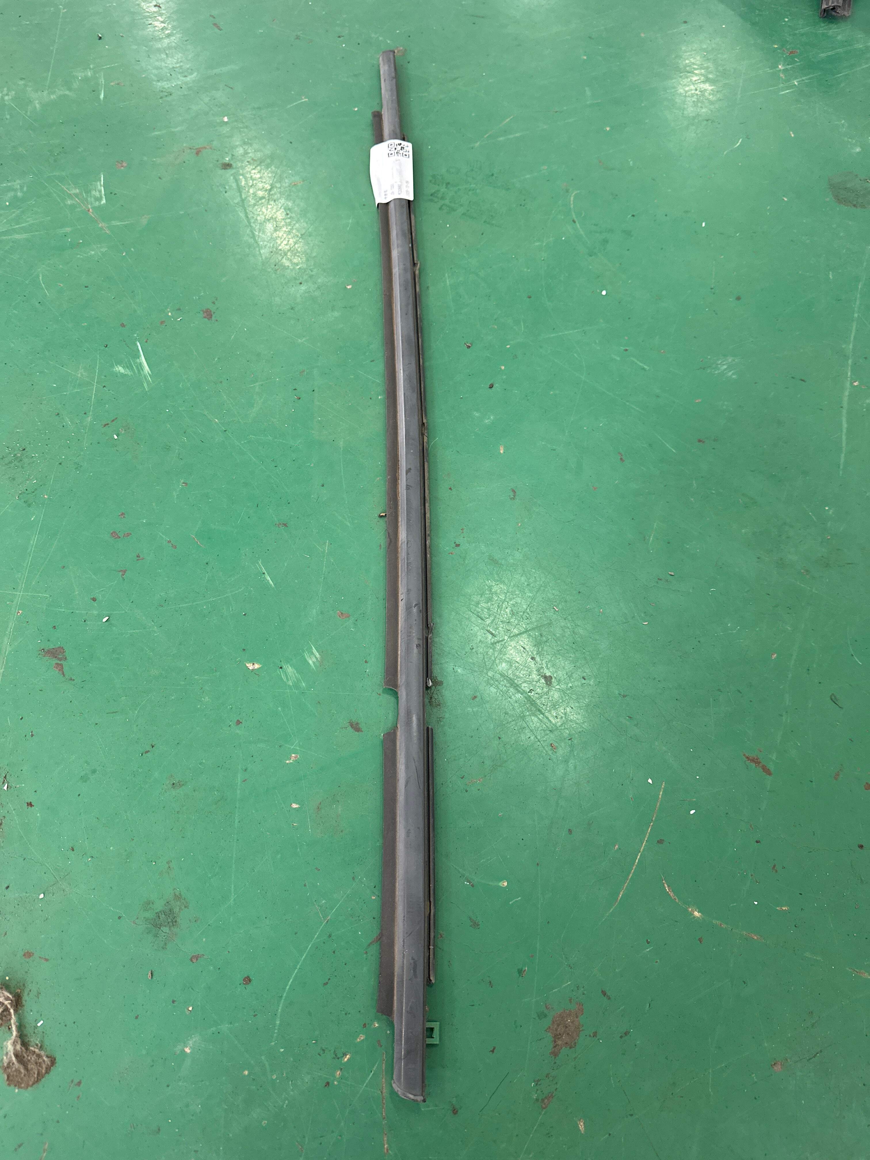 7572160061 后门玻璃压条(右外)