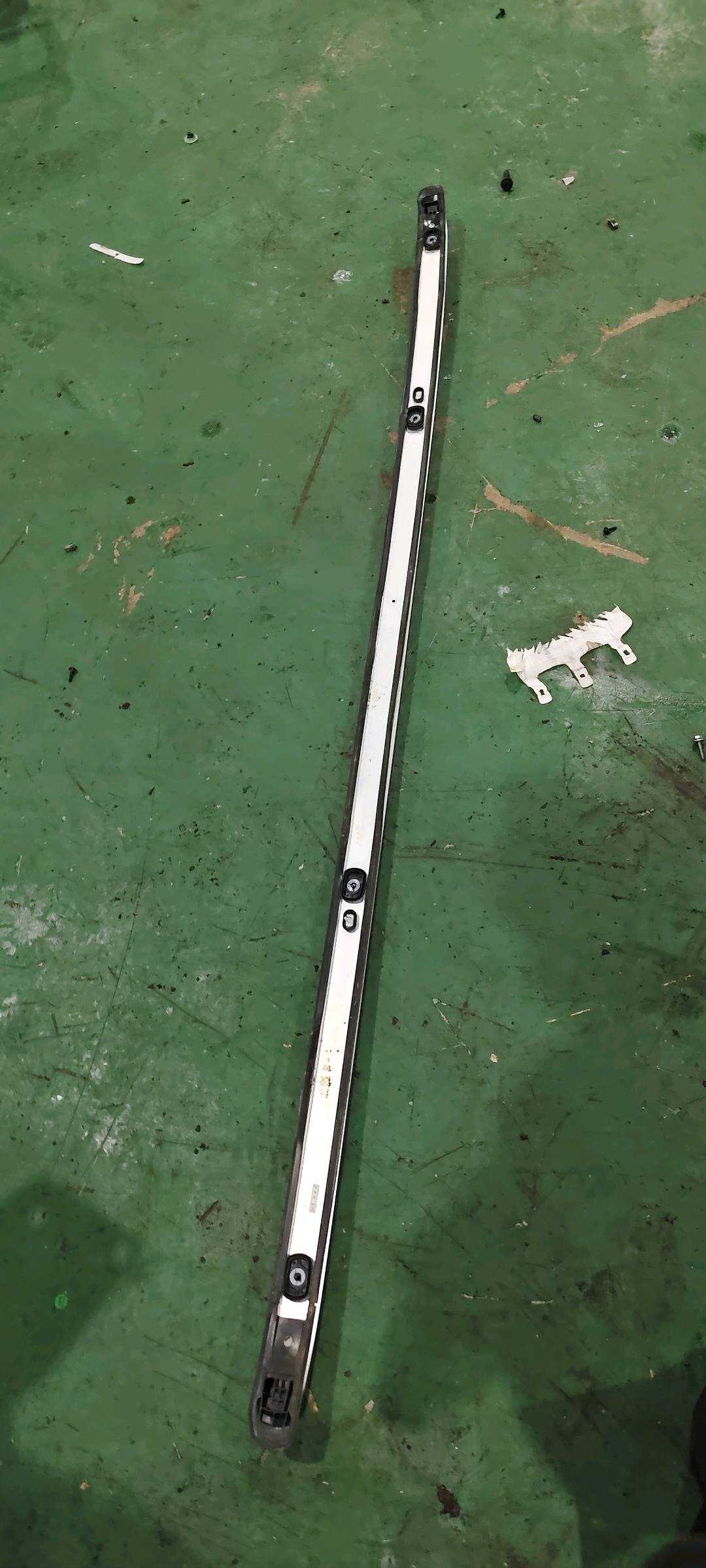 YL005049VV 车顶行李架(右)