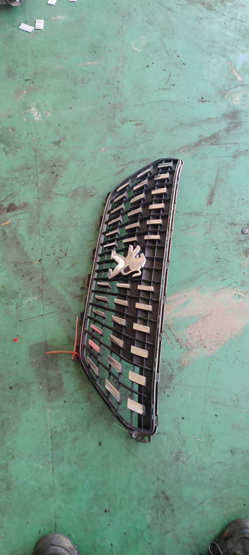 YL00106280 Front Grille