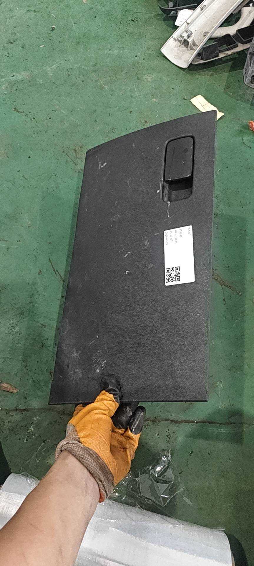 18D857121E 仪表台杂物箱