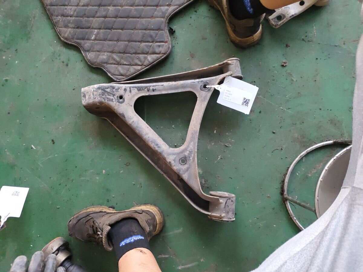 7L0505311B 后下摆臂（左）