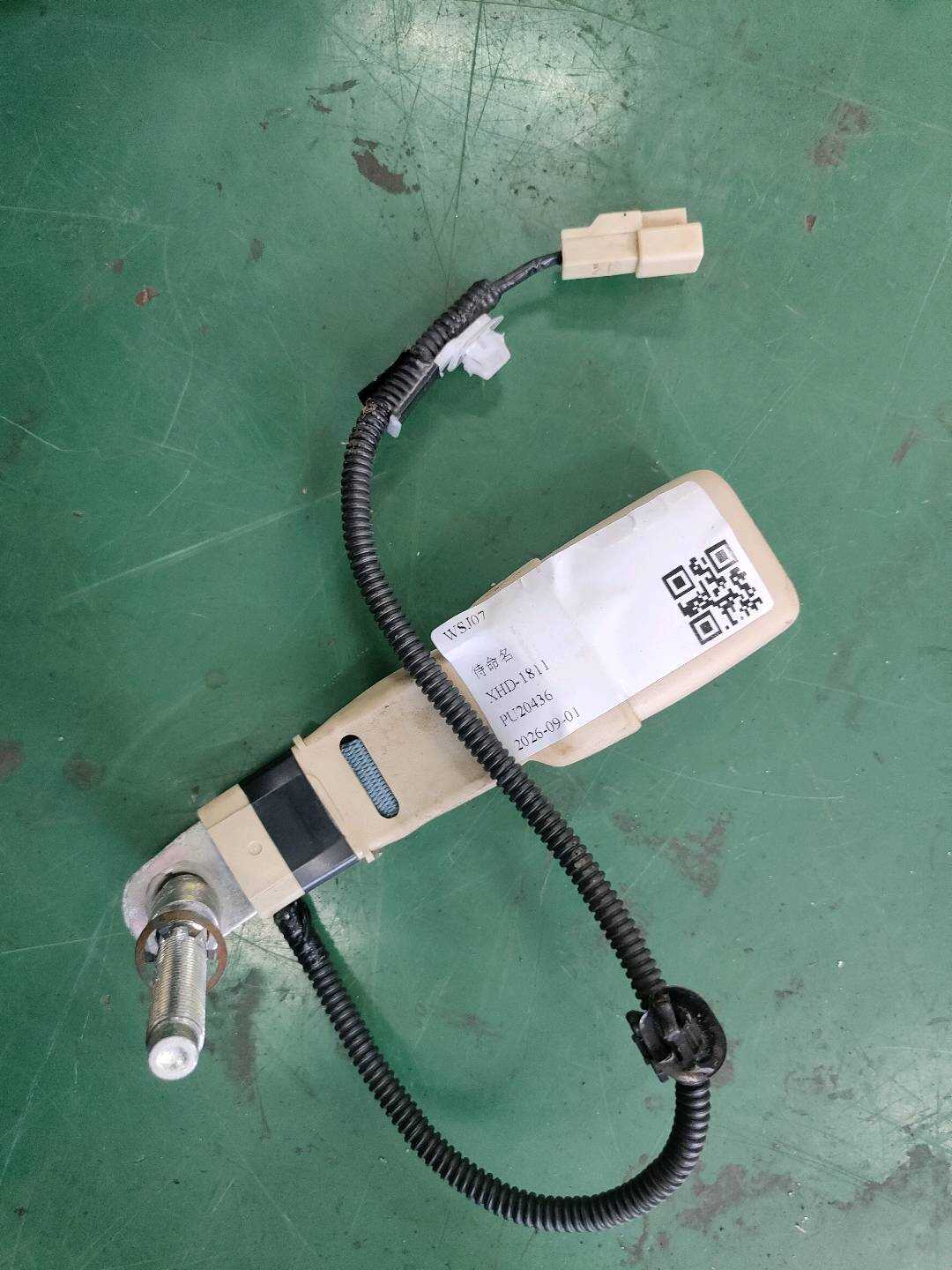 7338048180A0 后座椅中央安全带扣（右）