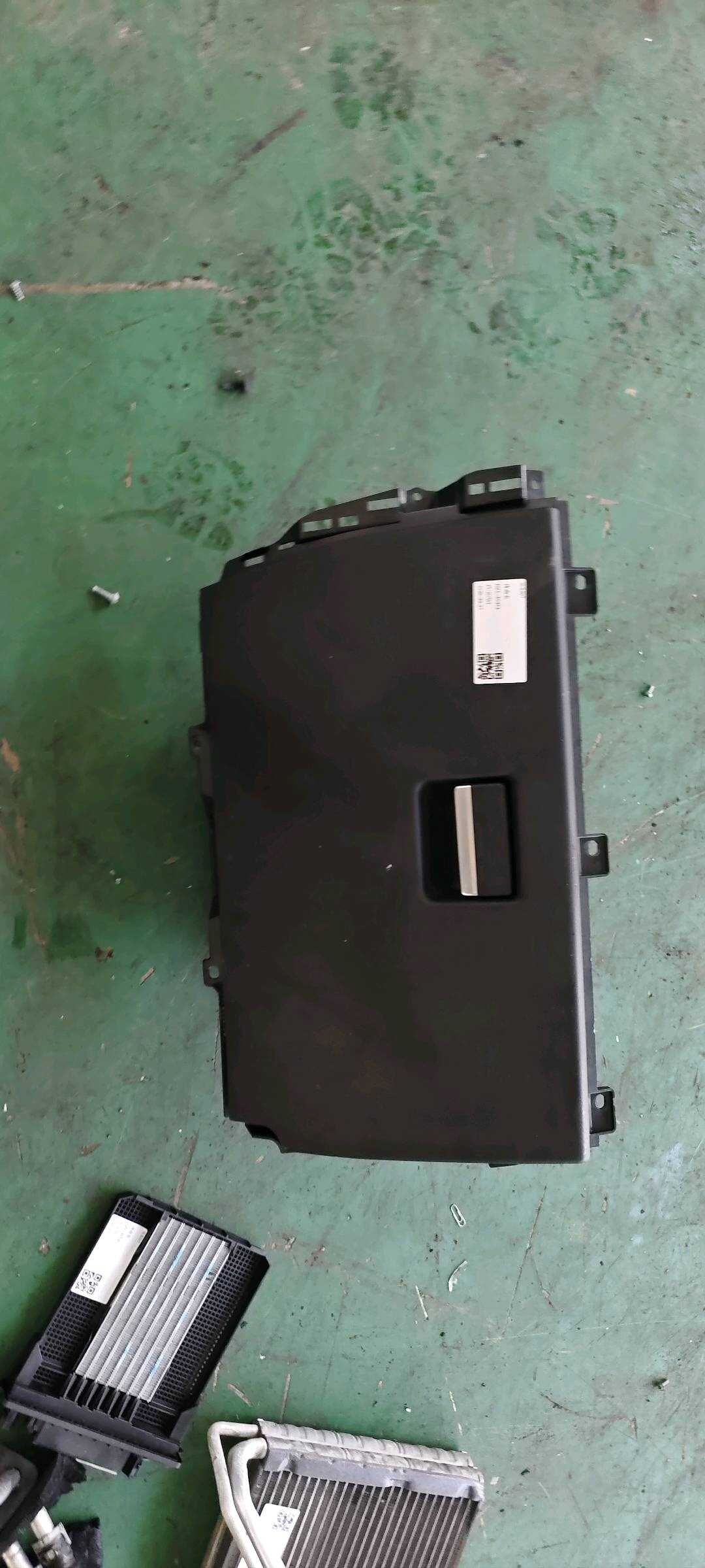 LR026073 Dashboard Glove Box