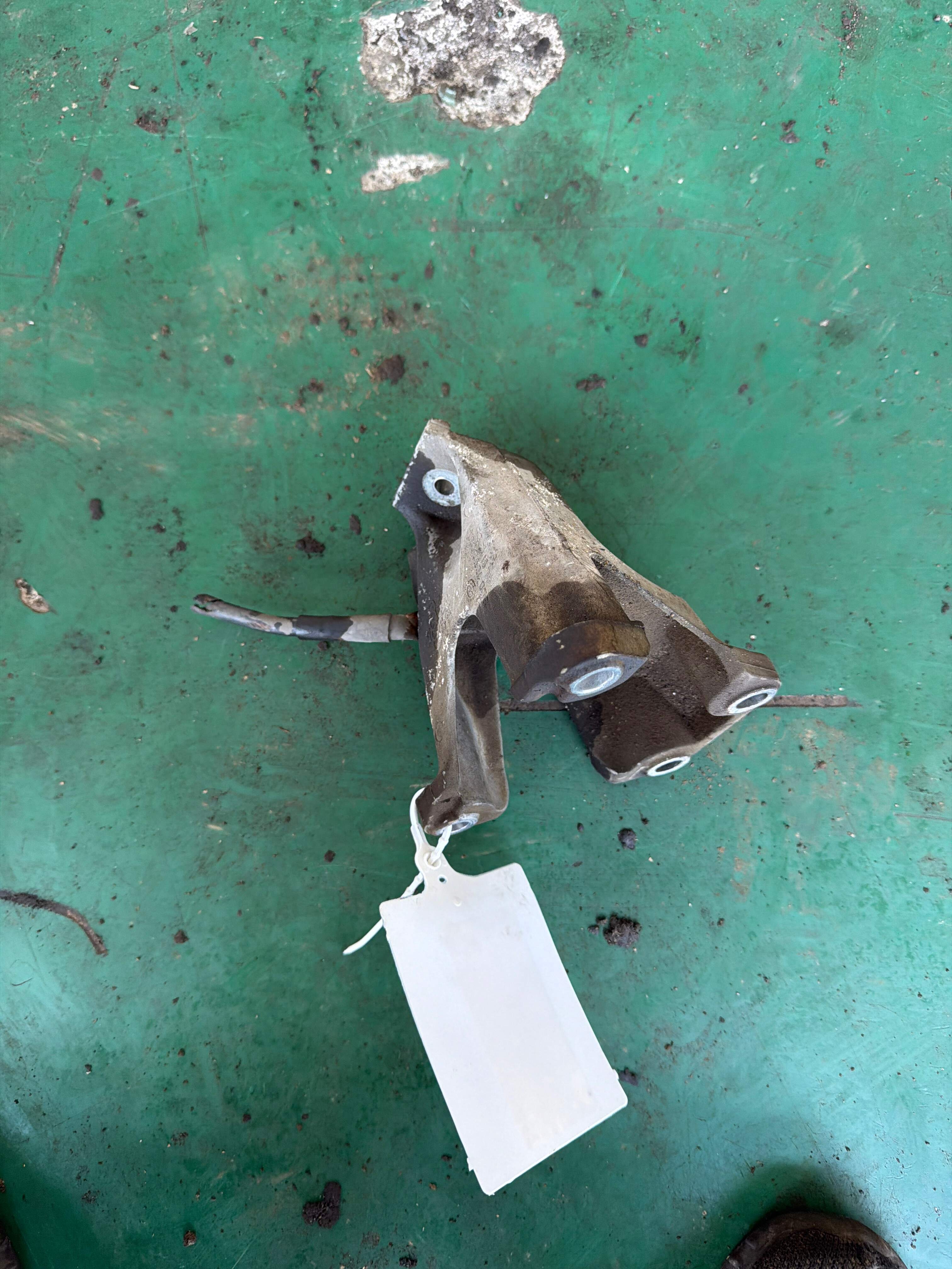 8E0199308H Engine Bracket, Right