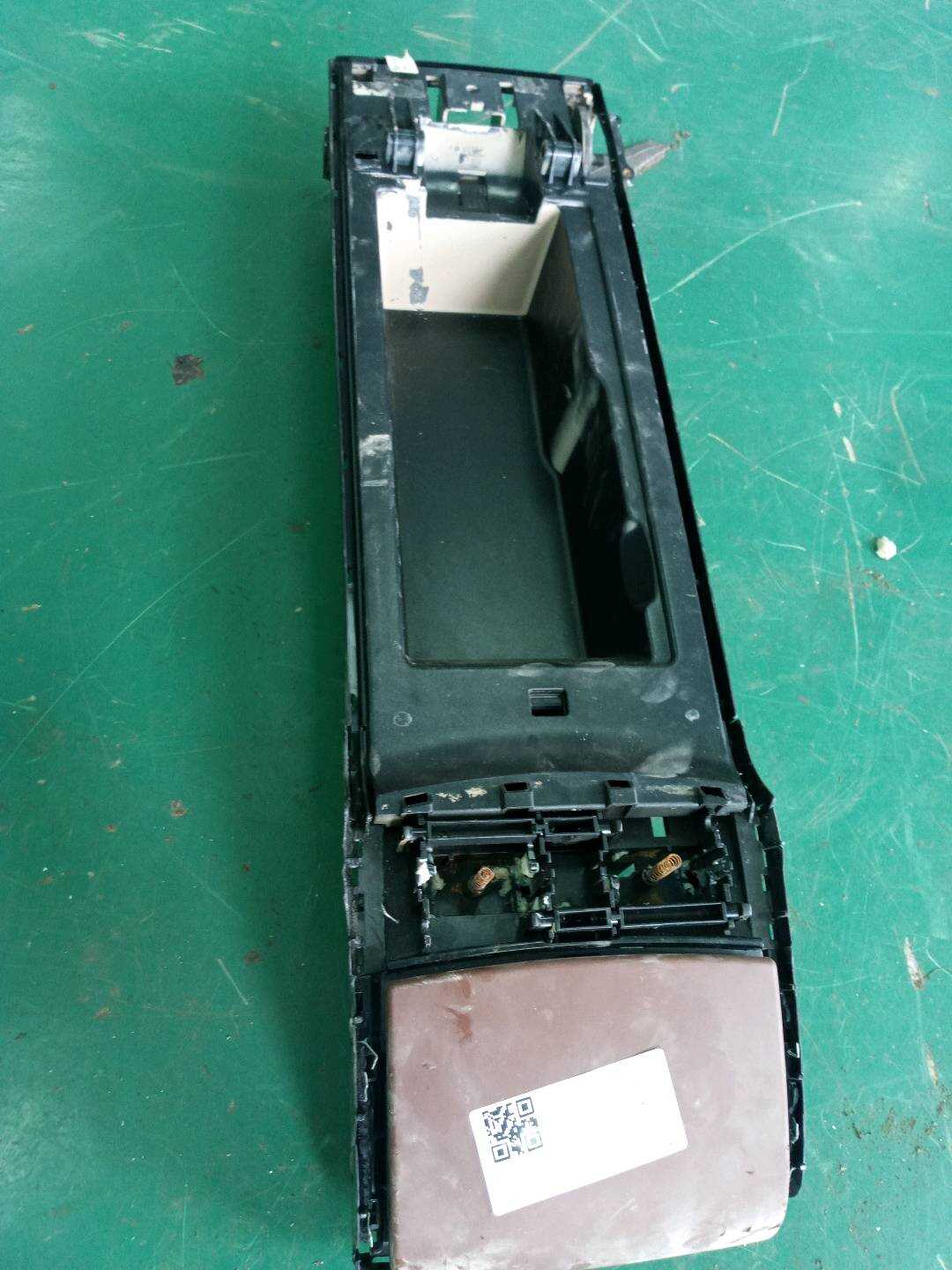 52207269421 后座位扶手杂物箱