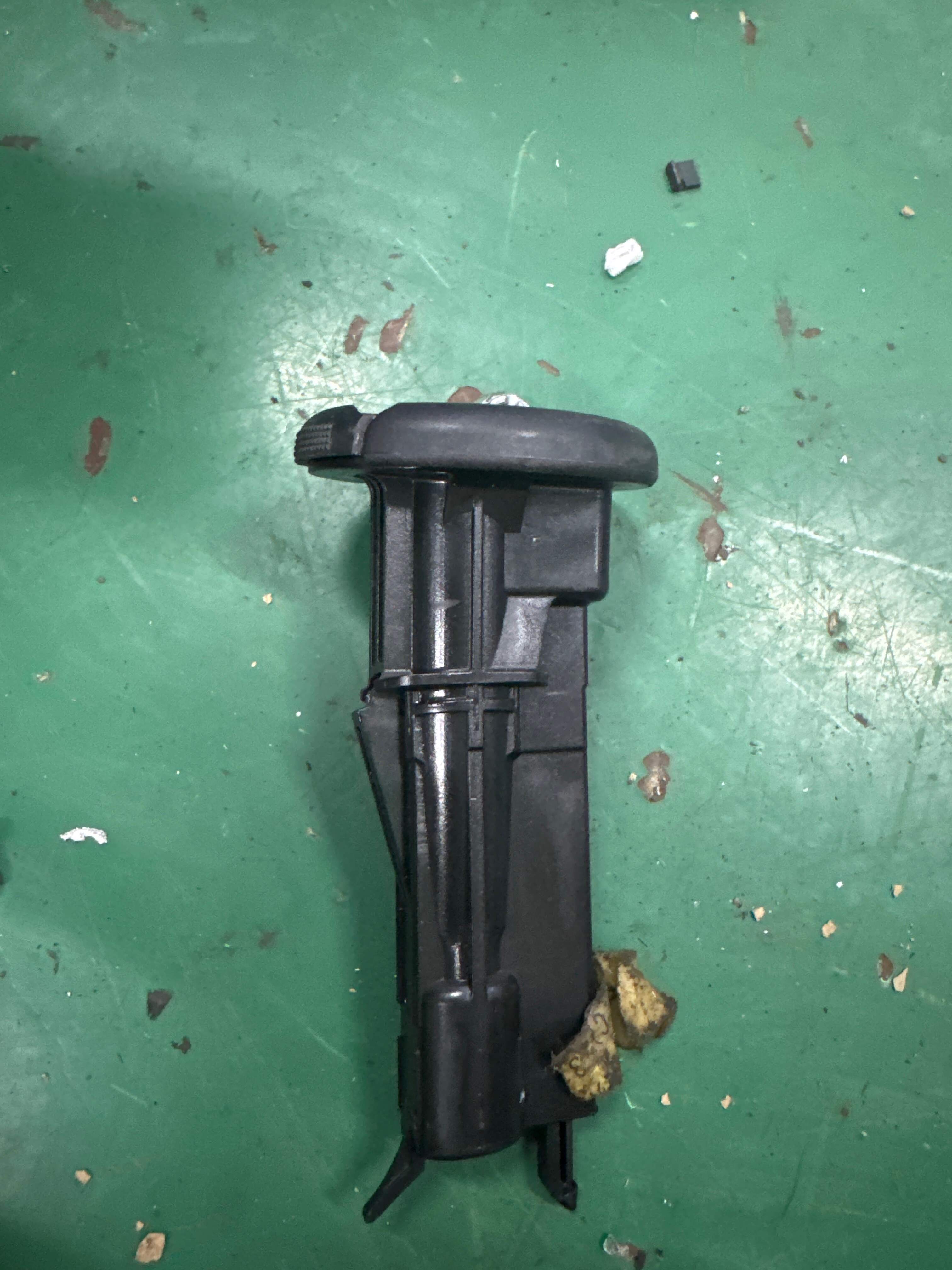 A21297002419051 后排座椅头枕导套(右)