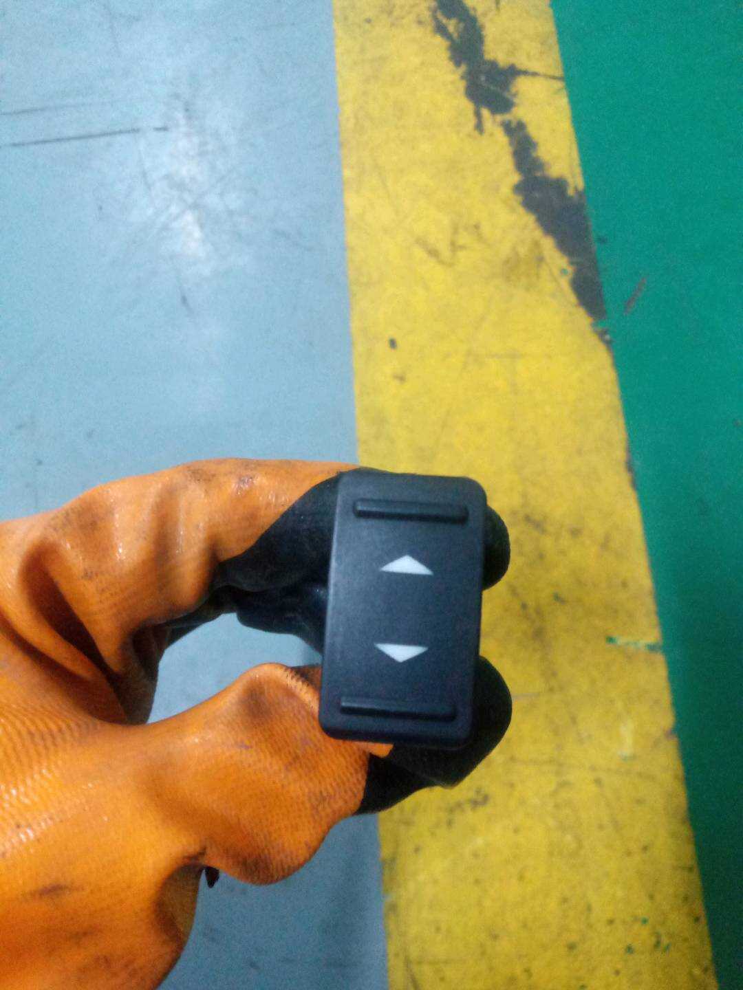8M5T14529BA 后门玻璃升降开关(右)