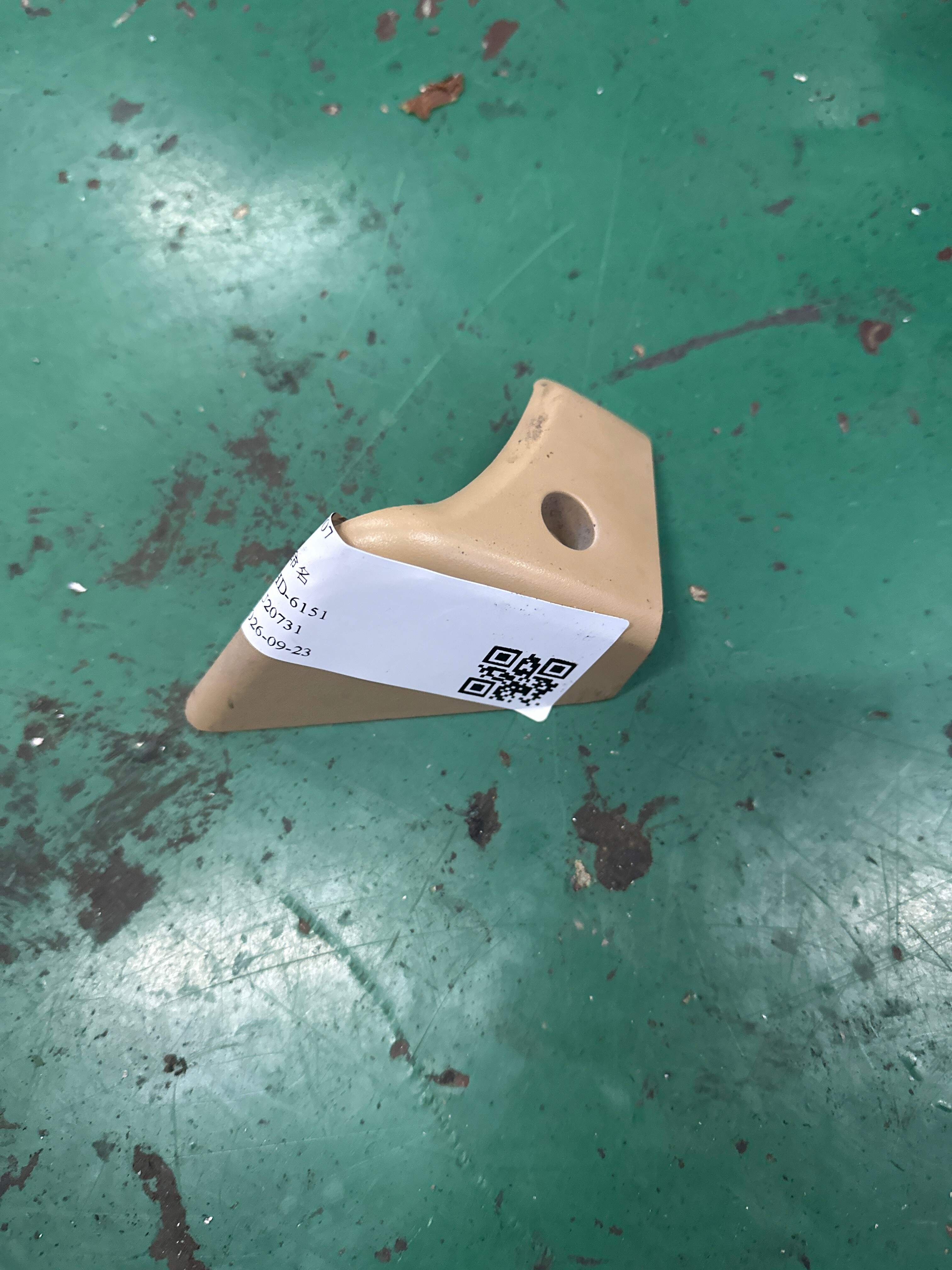 52108226408 前座椅底座导轨饰盖（右内）