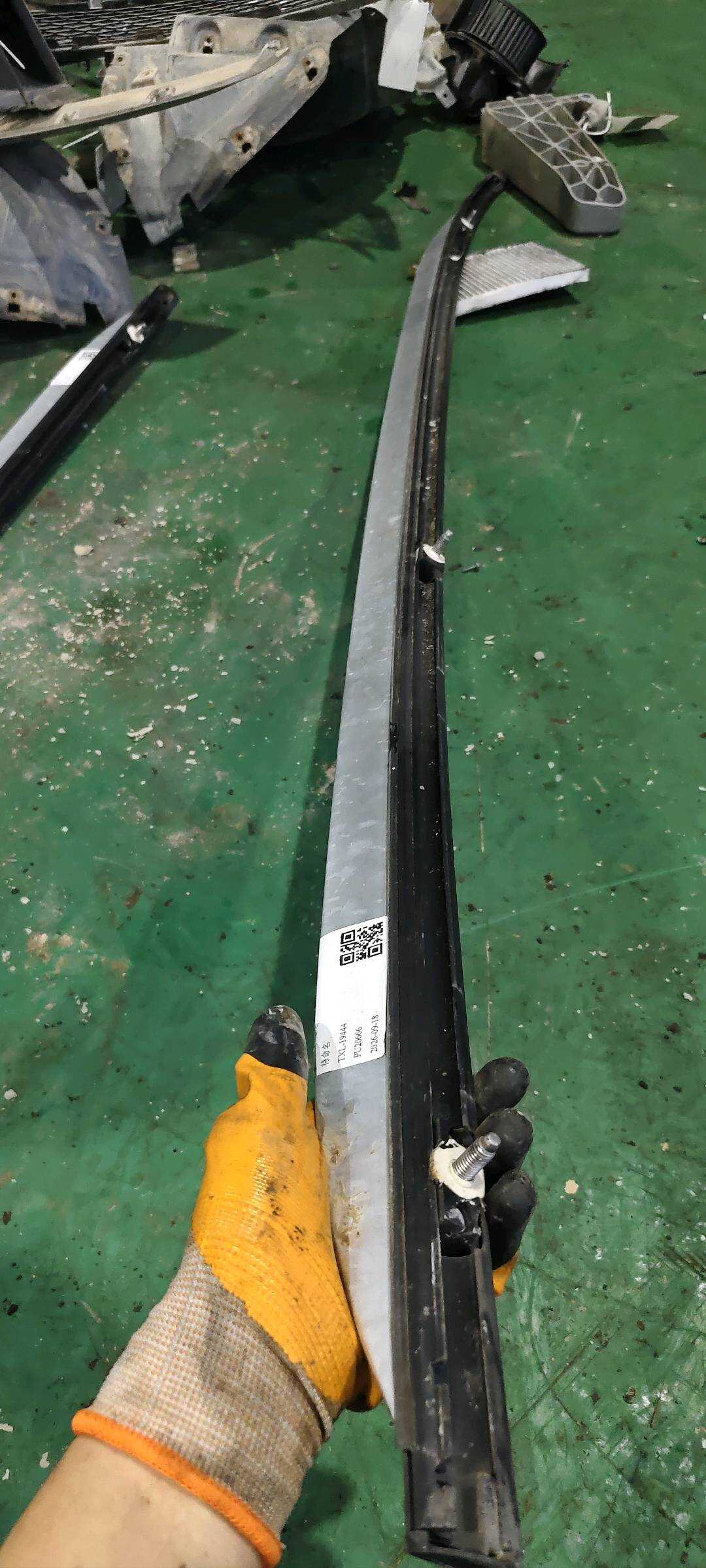 51138036775 车顶行李架(左)