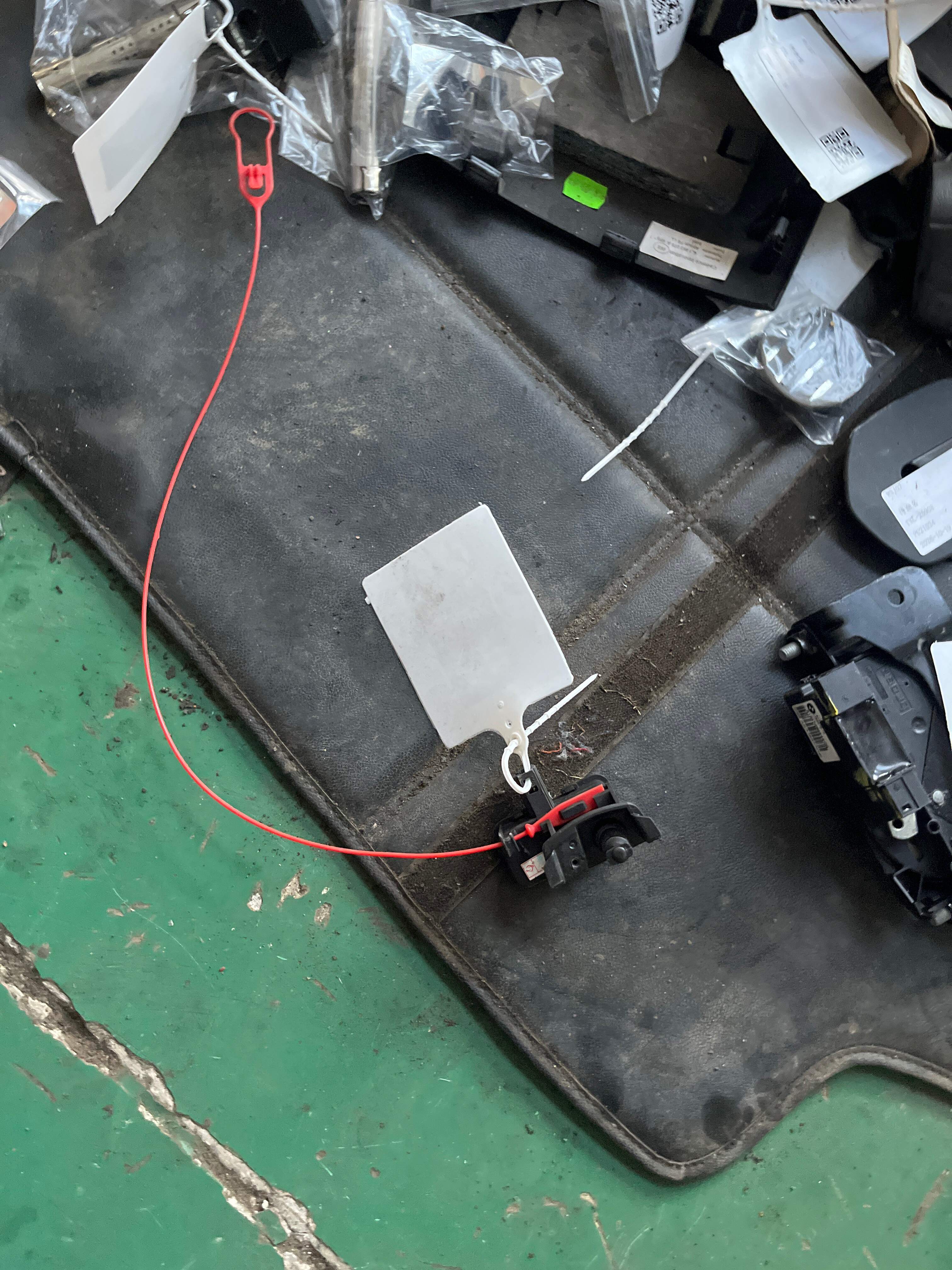 8K0862153D Fuel Filler Door Actuator
