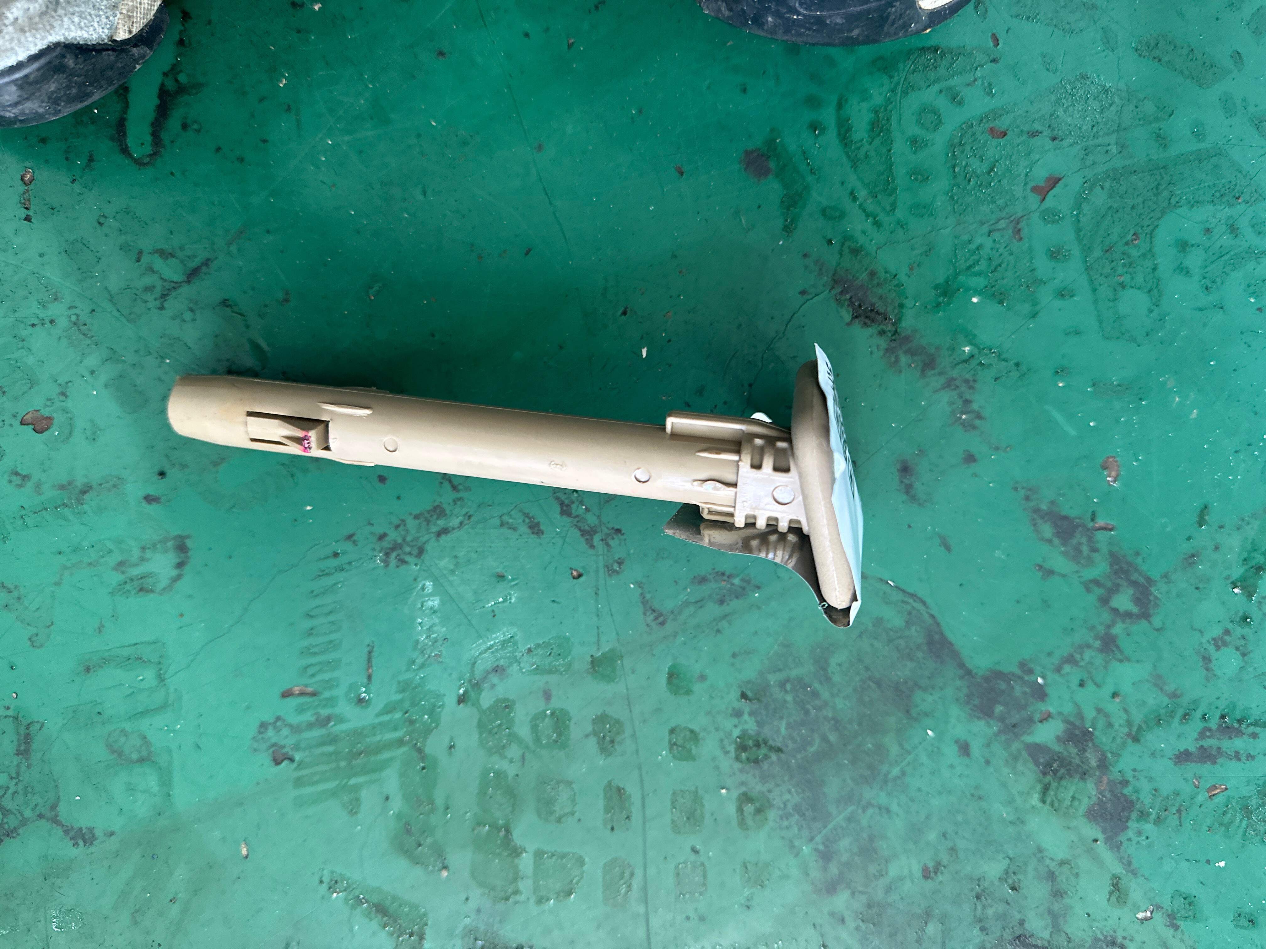 893964Q000YDA 后排座椅头枕导套（无锁止）