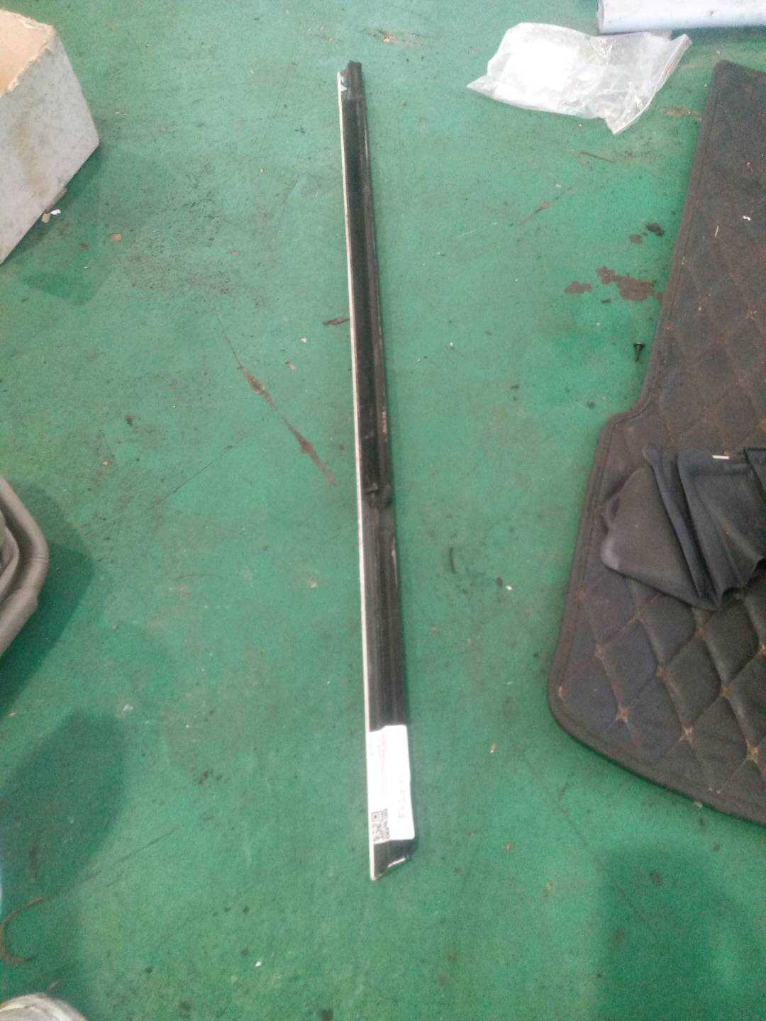 A1177350282 后门玻璃外饰条(右上)