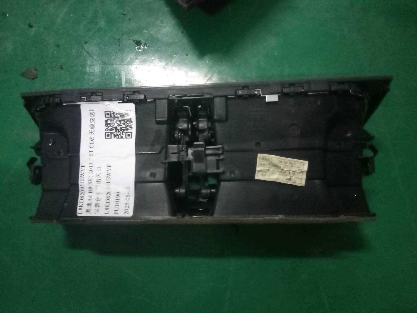 L8KD820951BWVF 仪表台中间出风口
