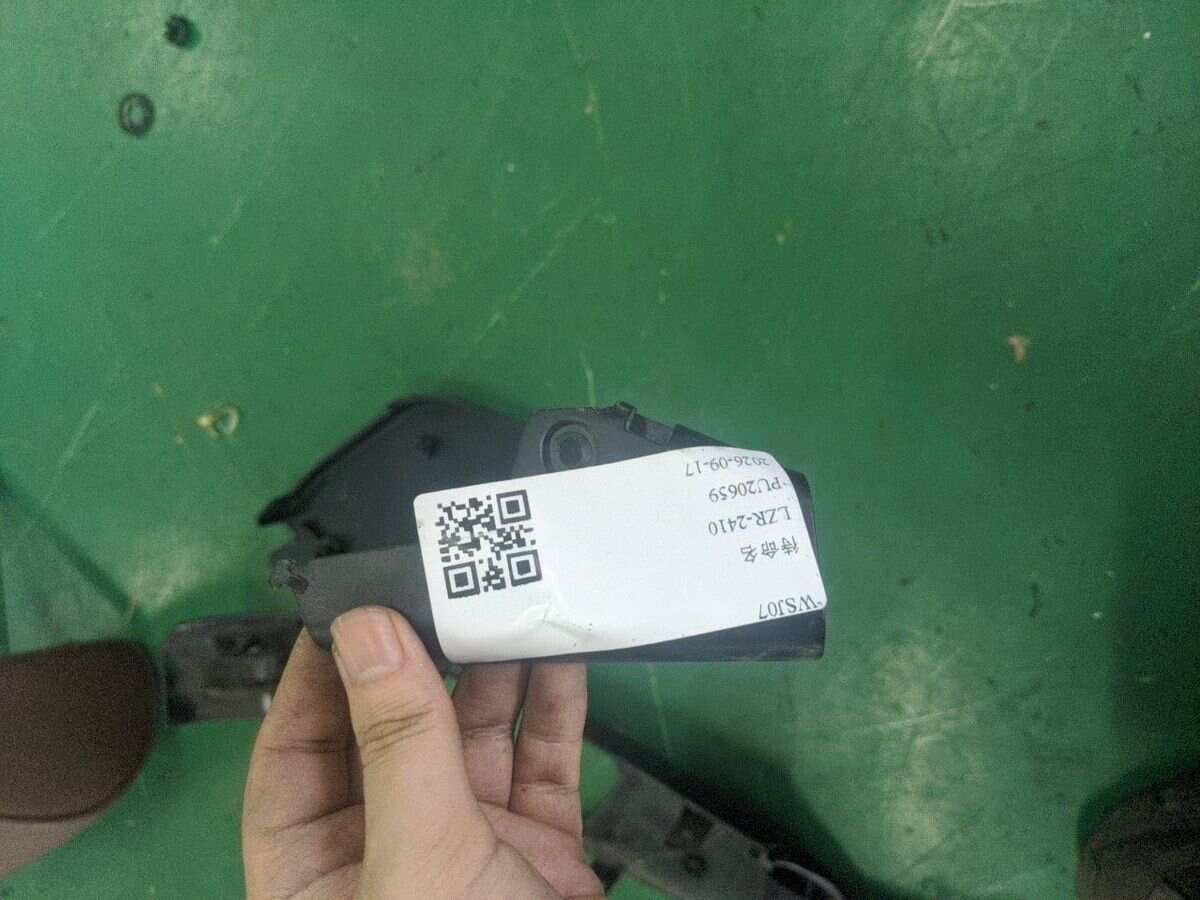 52107160594 副驾驶员座椅安全带锁扣阻挡饰板