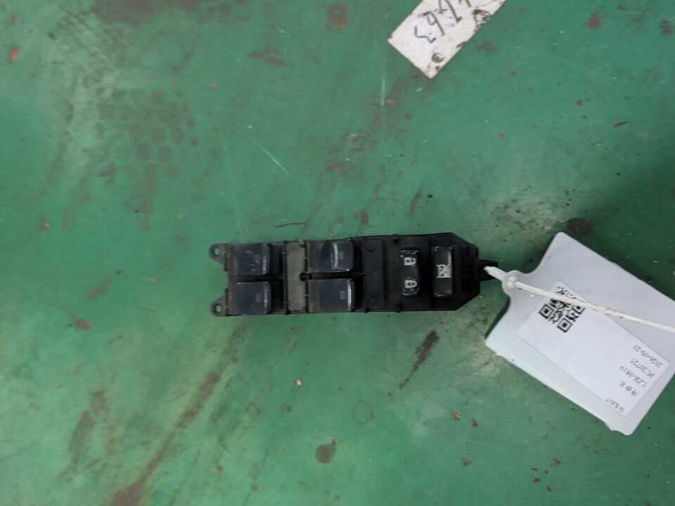 8404033100 前门玻璃升降开关(左)