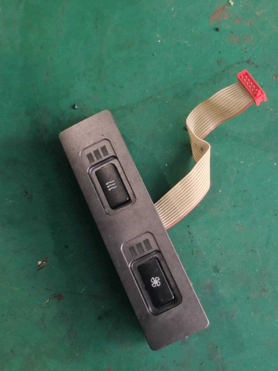 61316918430 后座椅加热开关(右)
