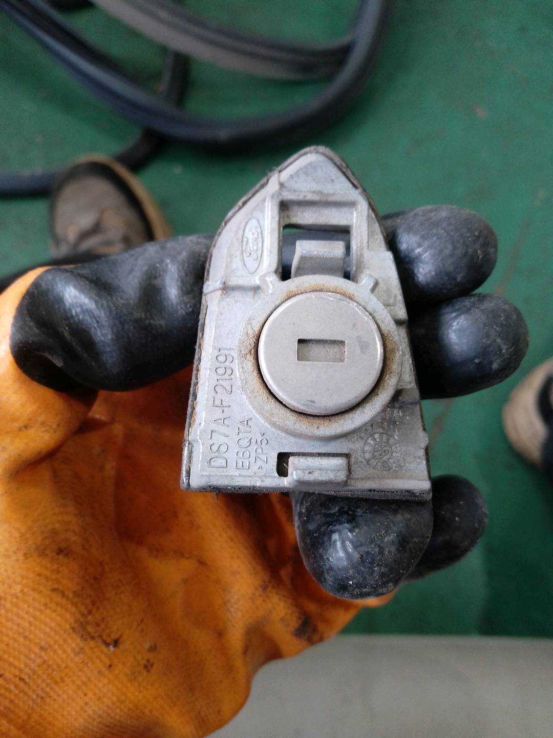 DS7AF21991AD 前门锁芯（左）