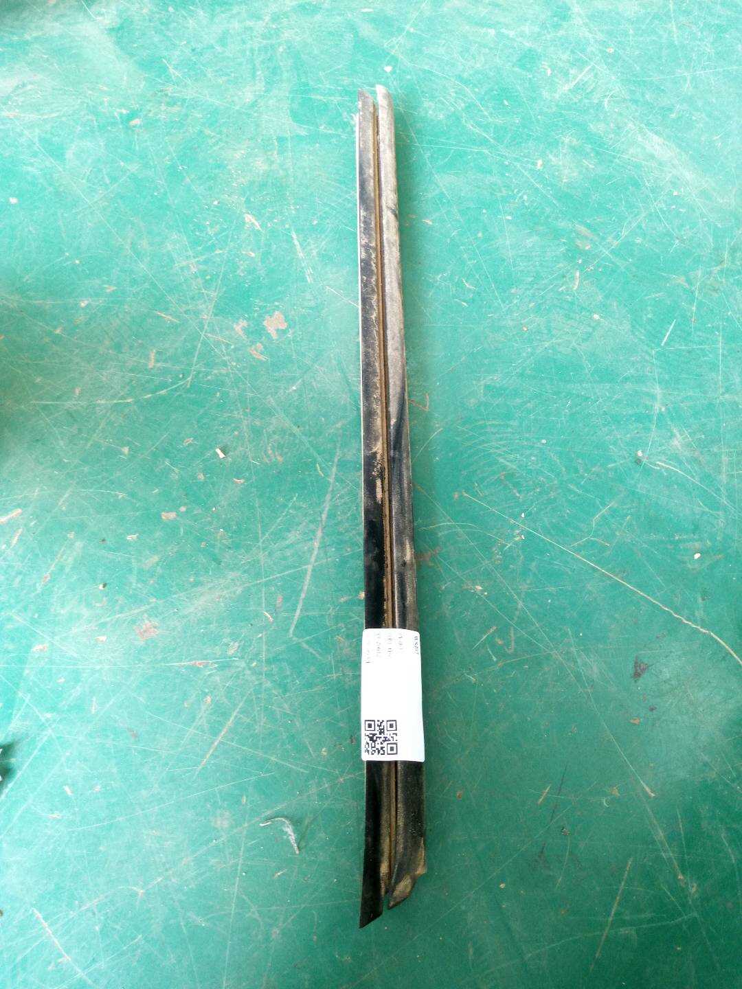 51227177260 后门玻璃压条(右内)