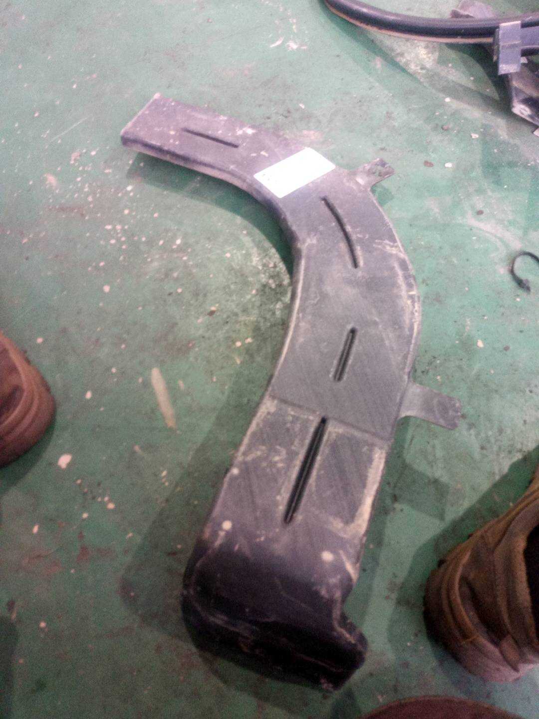 L4F0819812 Air Guide Duct