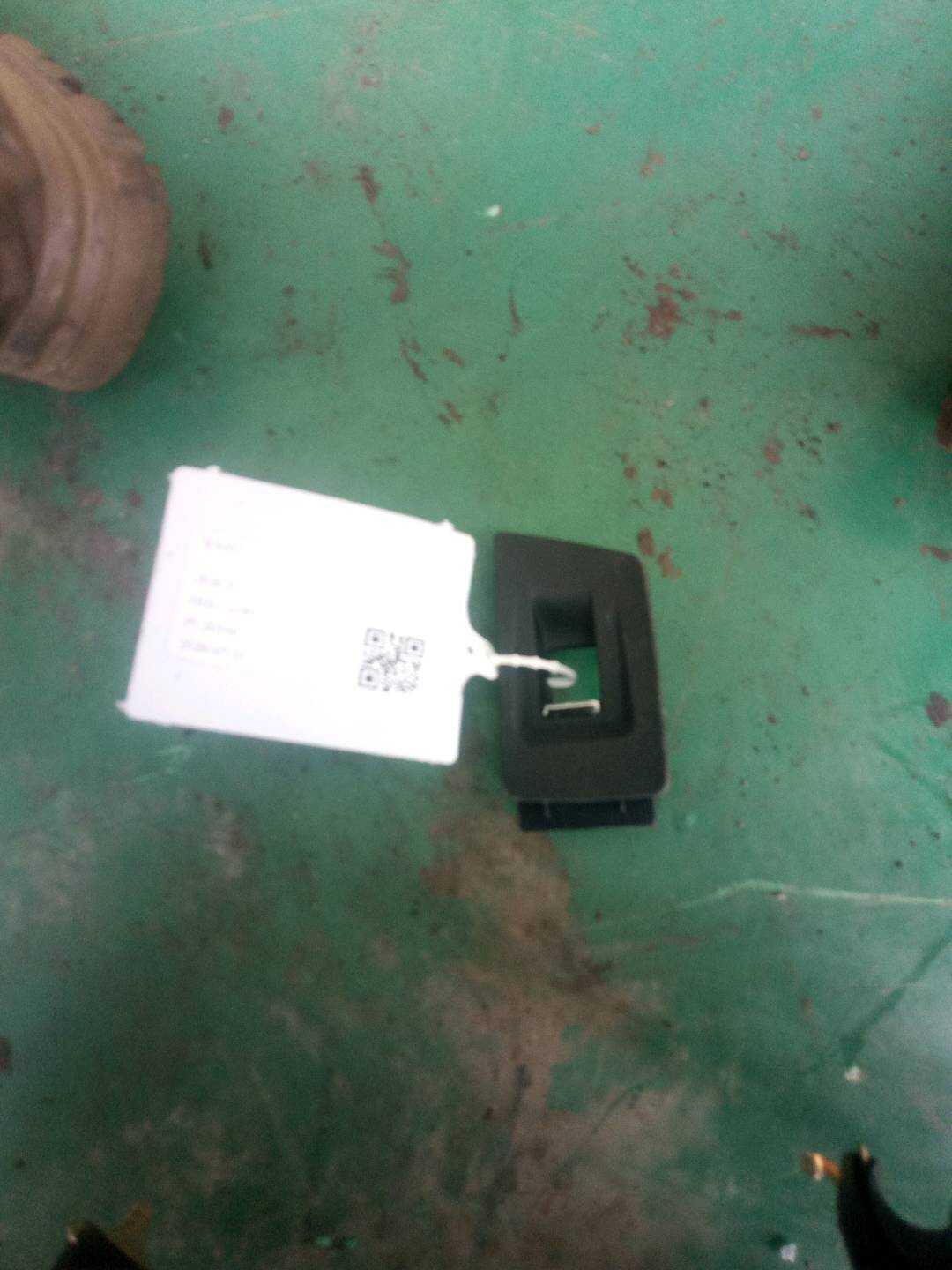 51427234426 后门玻璃升降开关装饰板(右)