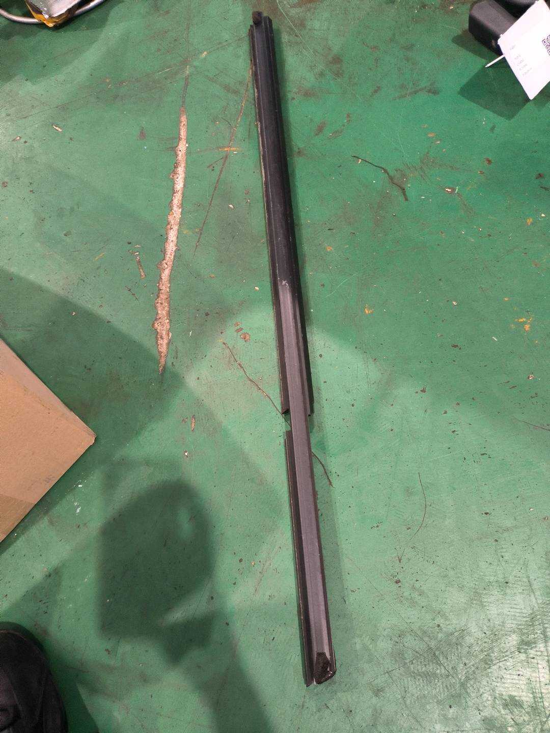 828356HK0A 后门玻璃内压条(左)