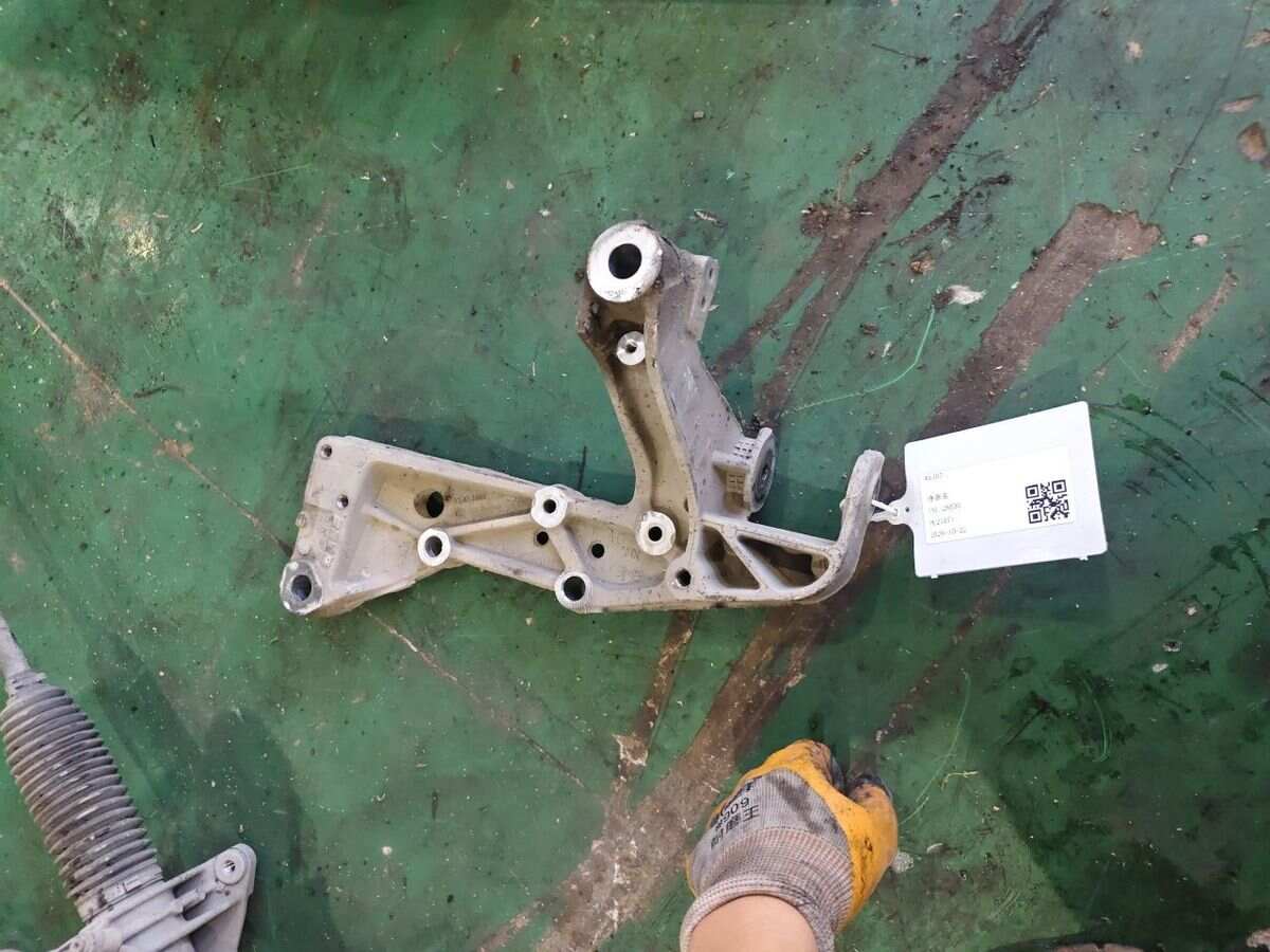 1K0199295F 元宝梁支架(左)