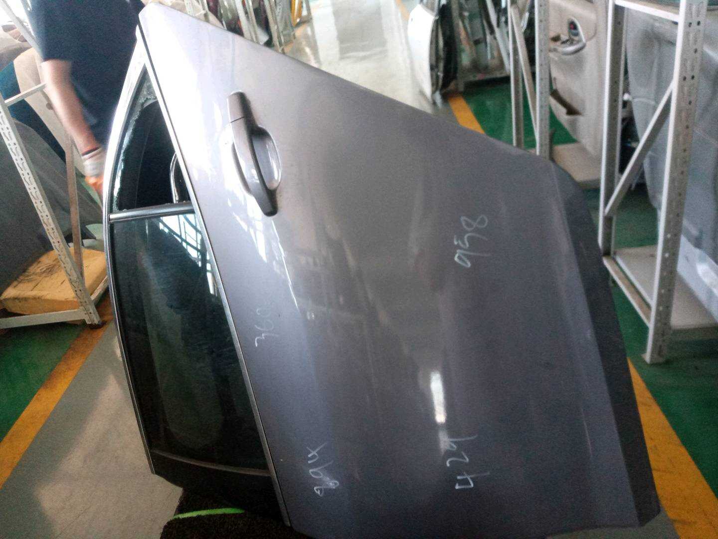 22953996 后门壳(左)